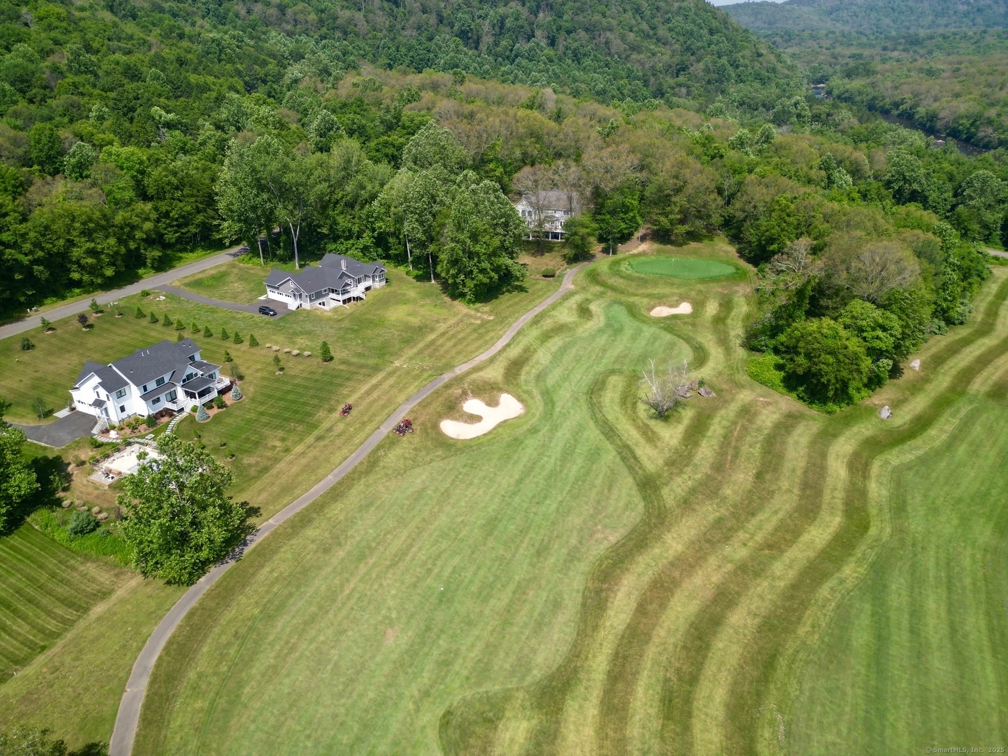 Long River Road, Sherman, Connecticut - 4 Bedrooms  
4 Bathrooms  
8 Rooms - 