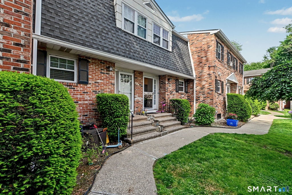 Photo of 19 Colonial Road #8, Stamford, CT 06906 (MLS # 24179086)