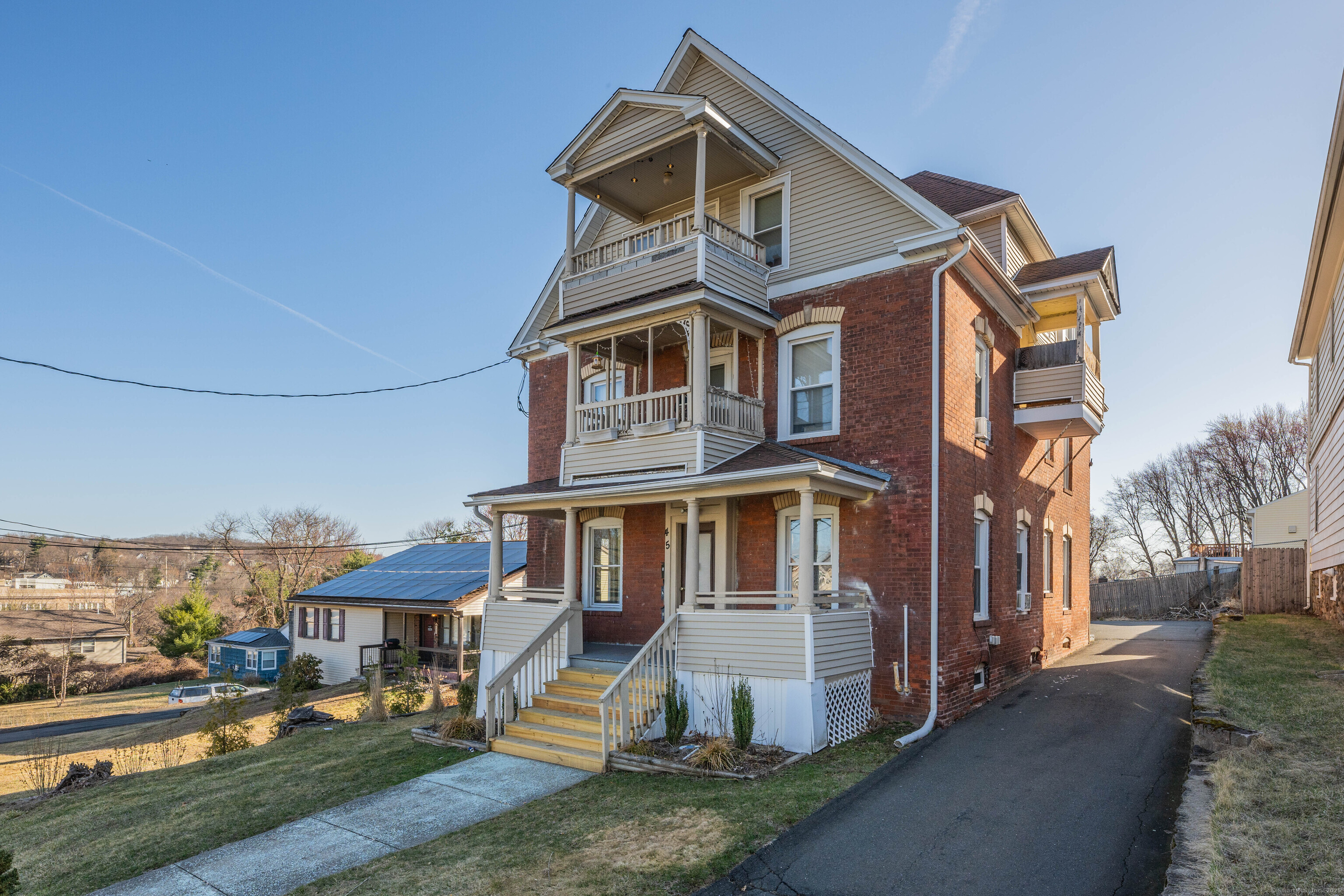 Property for Sale at Willis Street, Bristol, Connecticut - Bedrooms: 6 
Bathrooms: 3 
Rooms: 15  - $399,900