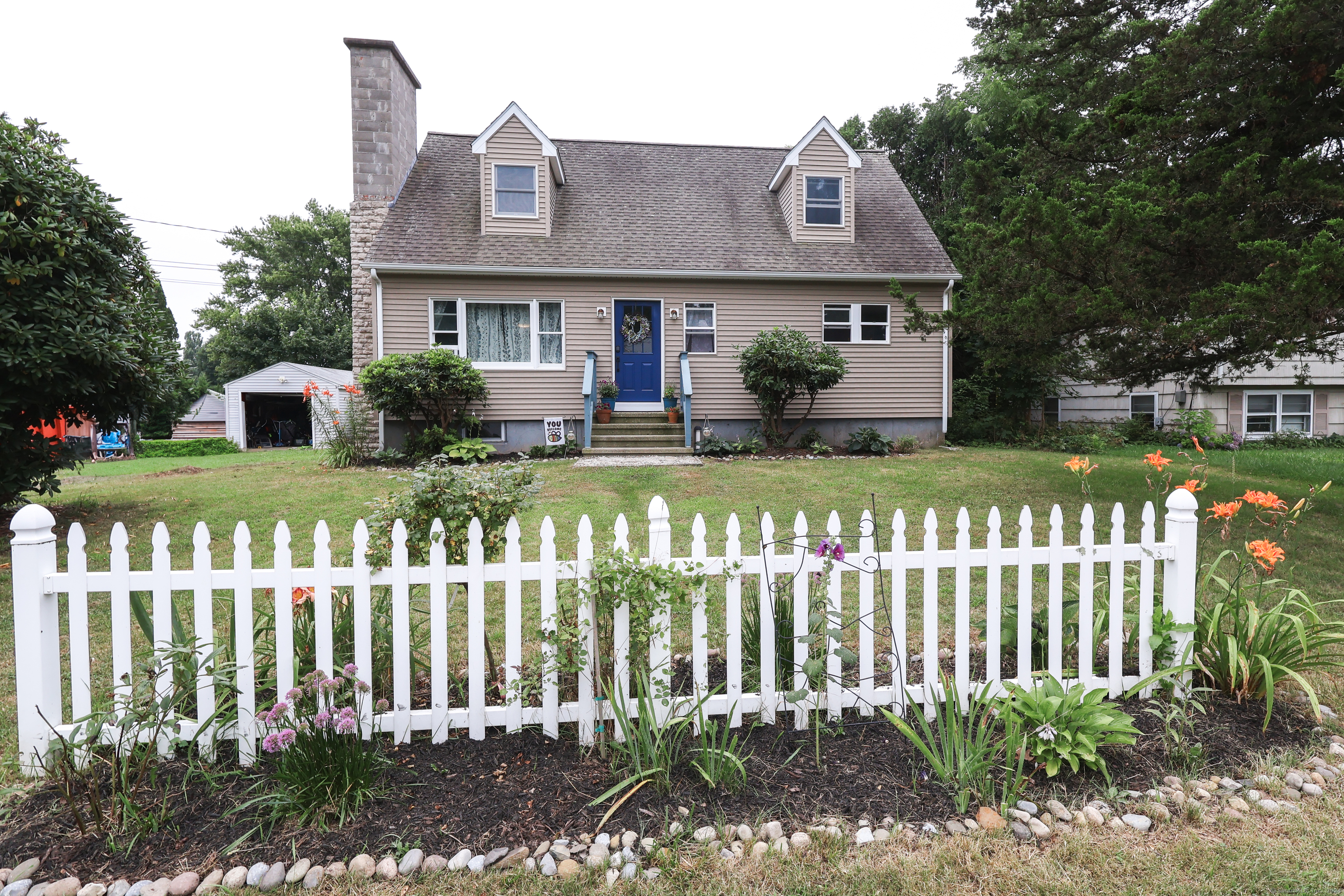 Property for Sale at 19 Golden Road, Stonington, Connecticut - Bedrooms: 4 
Bathrooms: 2 
Rooms: 7  - $560,000