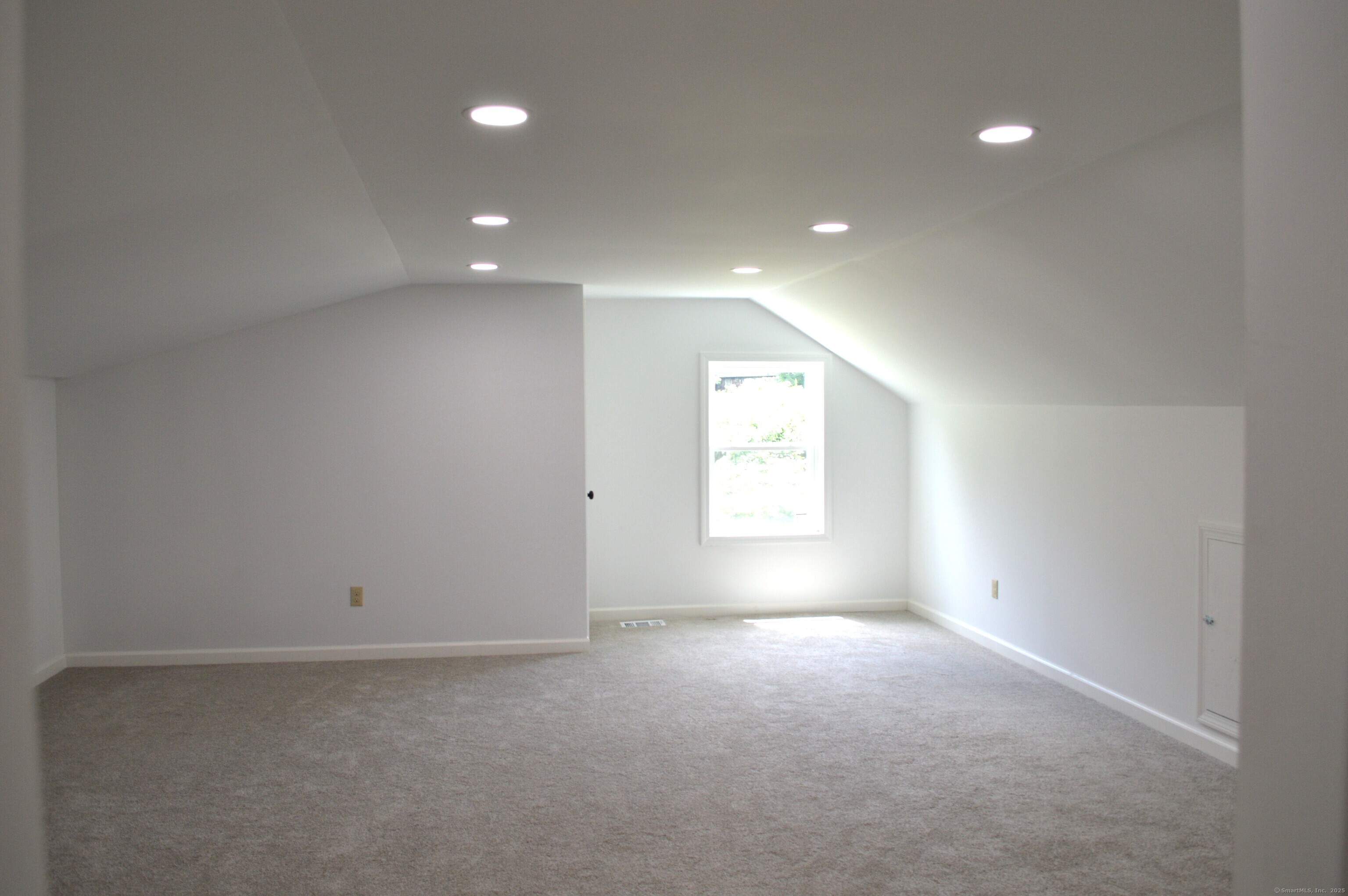 Farmington, Connecticut 06032, United States, 2 Bedrooms Bedrooms, ,1 BathroomBathrooms,Residential,Active,177614