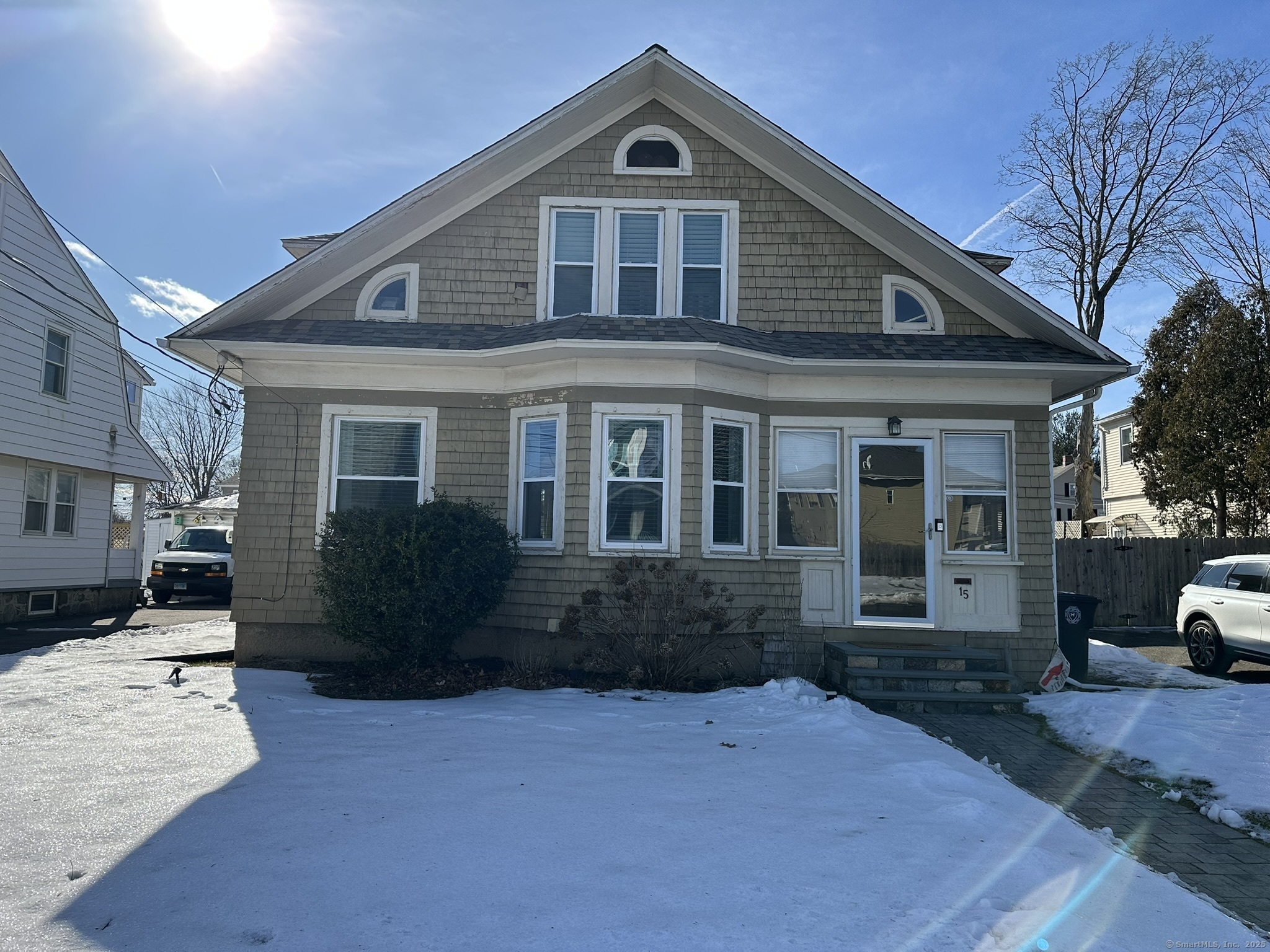 Florence Avenue, Milford, Connecticut - 3 Bedrooms  
1 Bathrooms  
6 Rooms - 