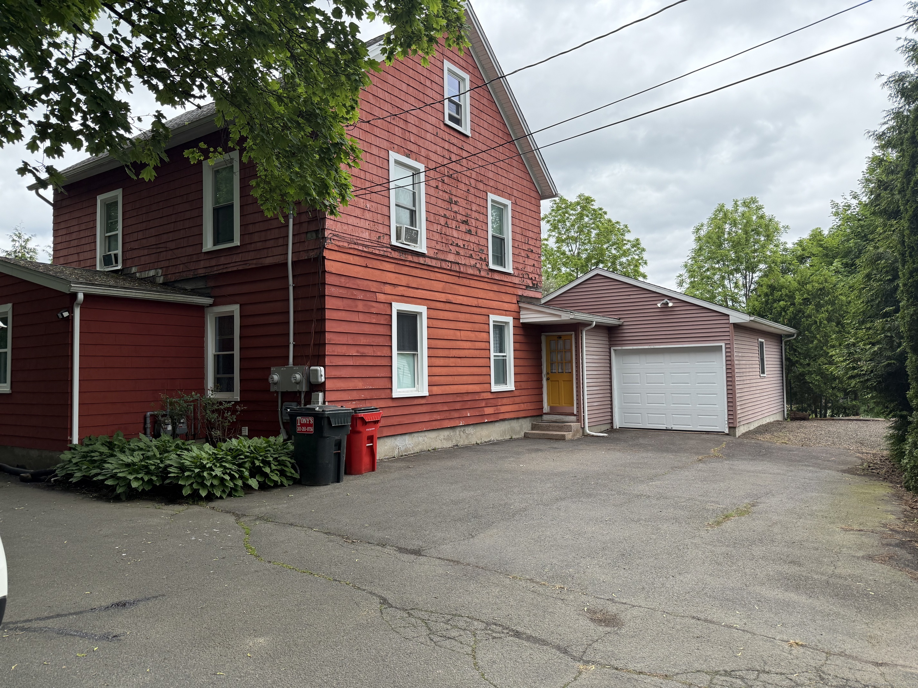 Swain Avenue, Meriden, Connecticut - 3 Bedrooms  
2 Bathrooms  
6 Rooms - 