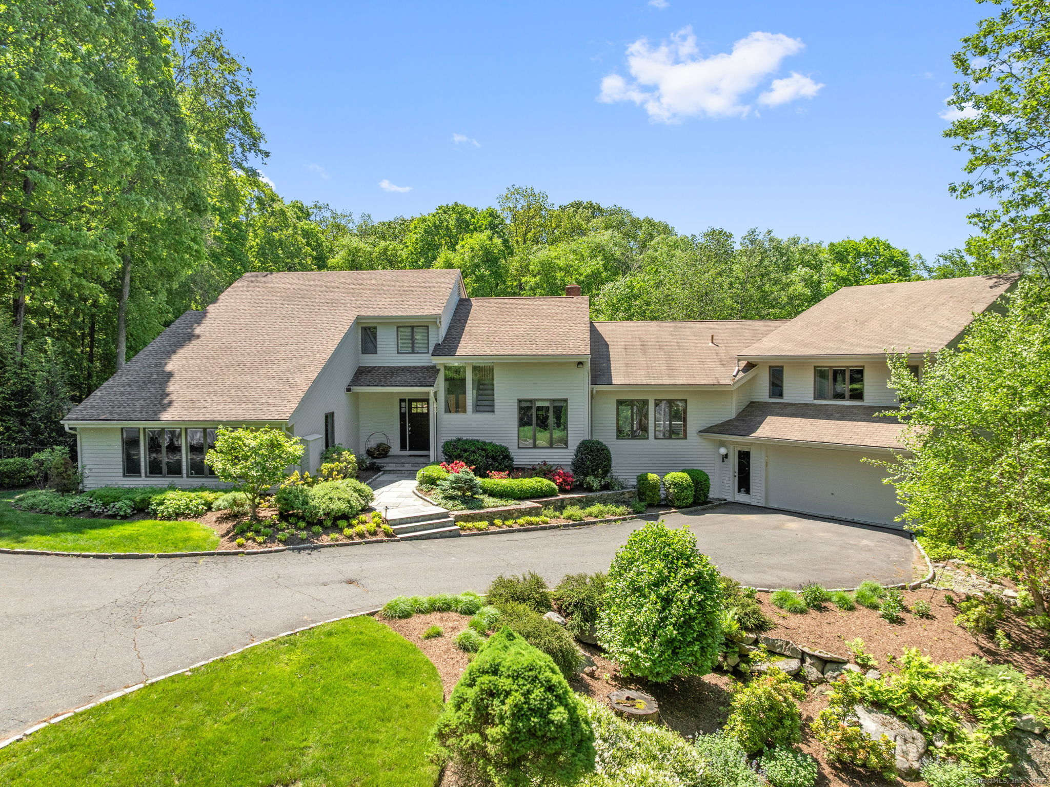 Pin Oak Lane, Wilton, Connecticut - 4 Bedrooms  
4 Bathrooms  
11 Rooms - 