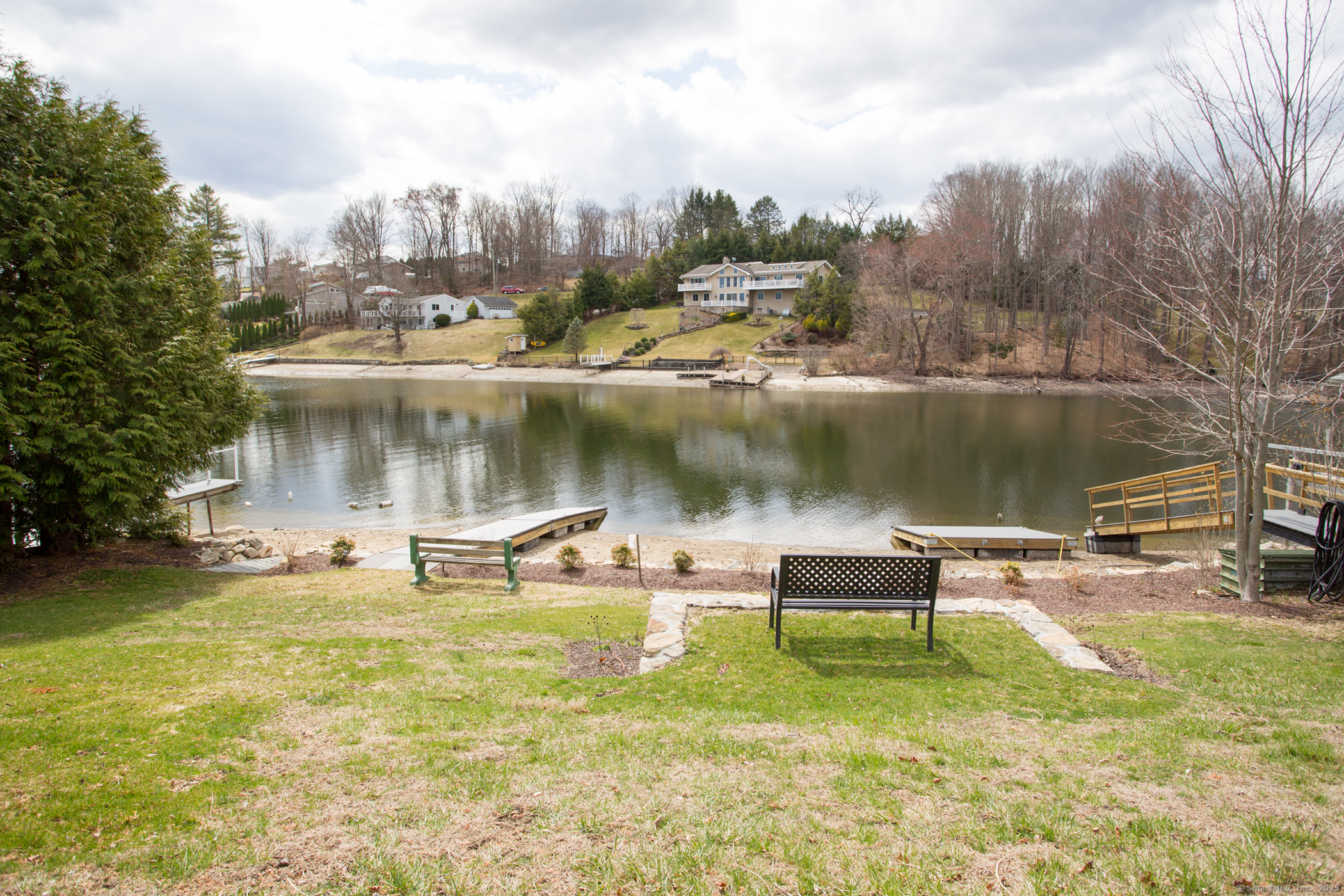 Kellogg Street, Brookfield, Connecticut - 2 Bedrooms  
1 Bathrooms  
5 Rooms - 