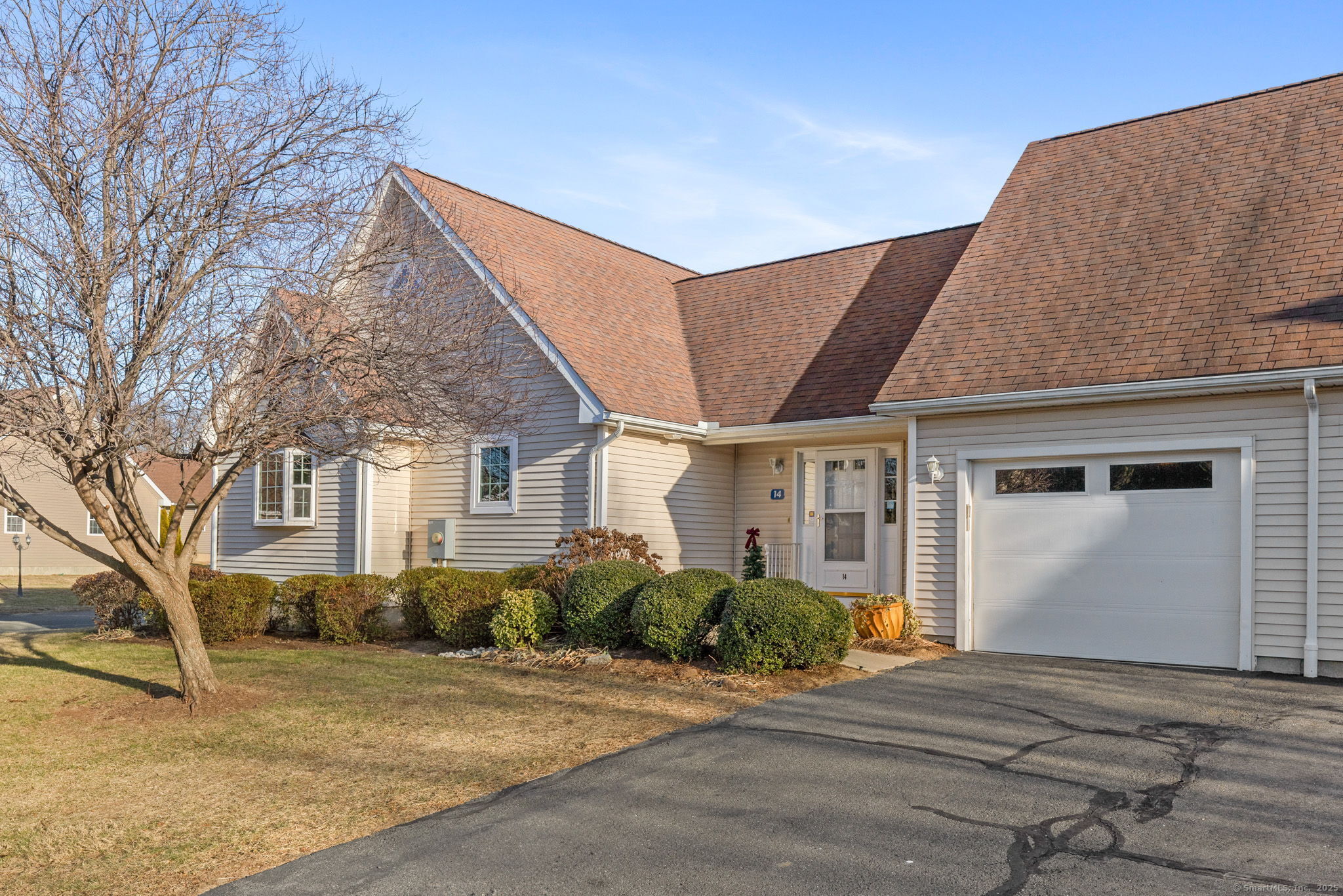 Vincent Court 14, East Hartford, Connecticut - 2 Bedrooms  
3 Bathrooms  
5 Rooms - 