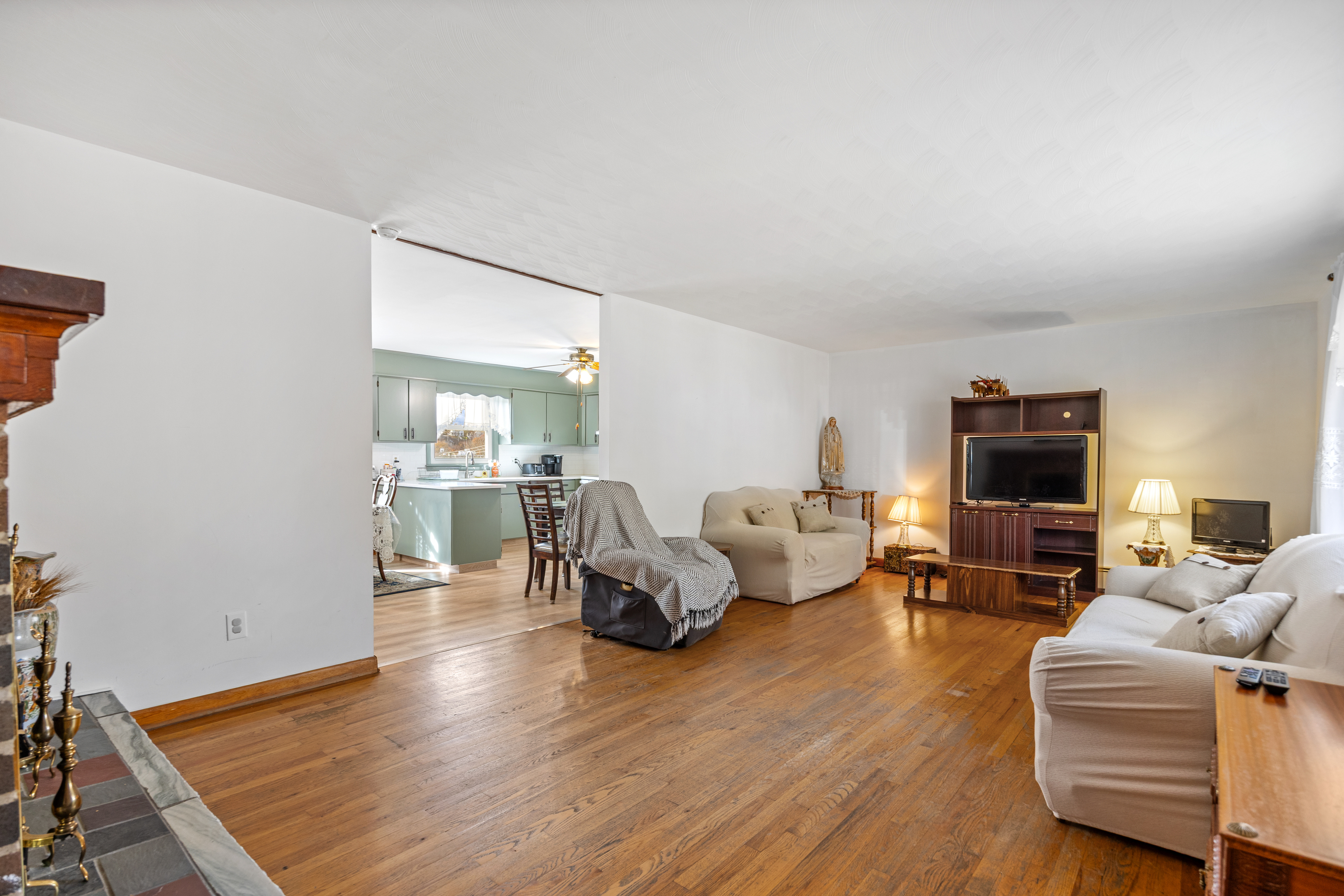 Naugatuck, Connecticut 06770, United States, 2 Bedrooms Bedrooms, ,2 BathroomsBathrooms,Residential,Active,241354