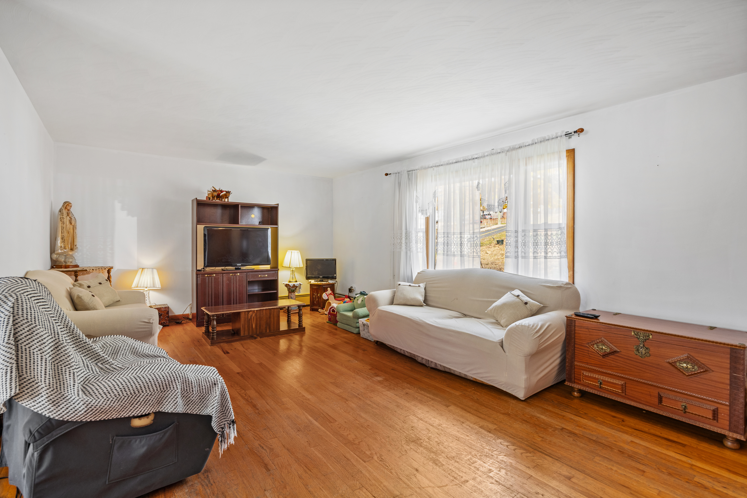 Naugatuck, Connecticut 06770, United States, 2 Bedrooms Bedrooms, ,2 BathroomsBathrooms,Residential,Active,241354