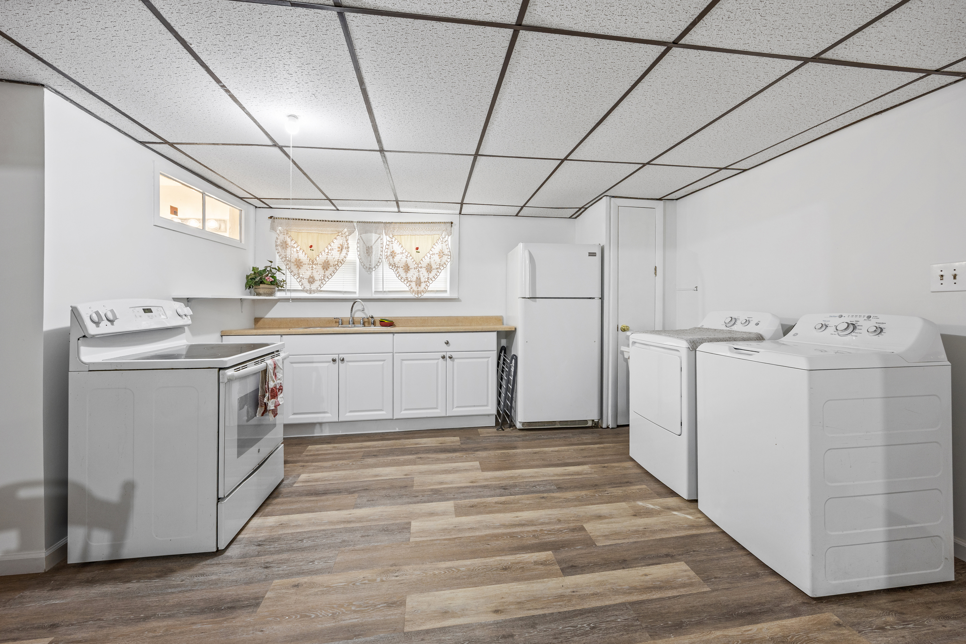 Naugatuck, Connecticut 06770, United States, 2 Bedrooms Bedrooms, ,2 BathroomsBathrooms,Residential,Active,241354