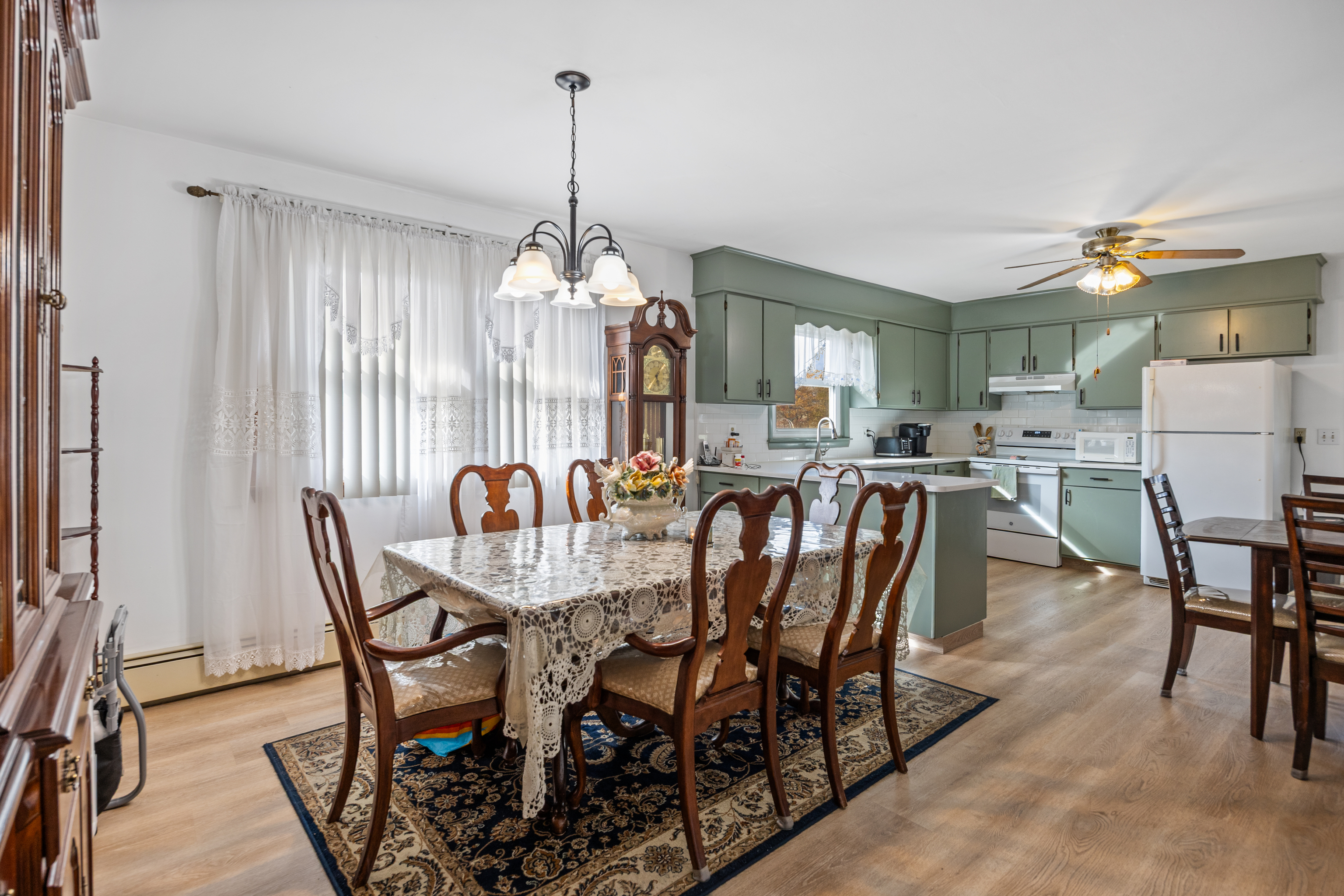 Naugatuck, Connecticut 06770, United States, 2 Bedrooms Bedrooms, ,2 BathroomsBathrooms,Residential,Active,241354