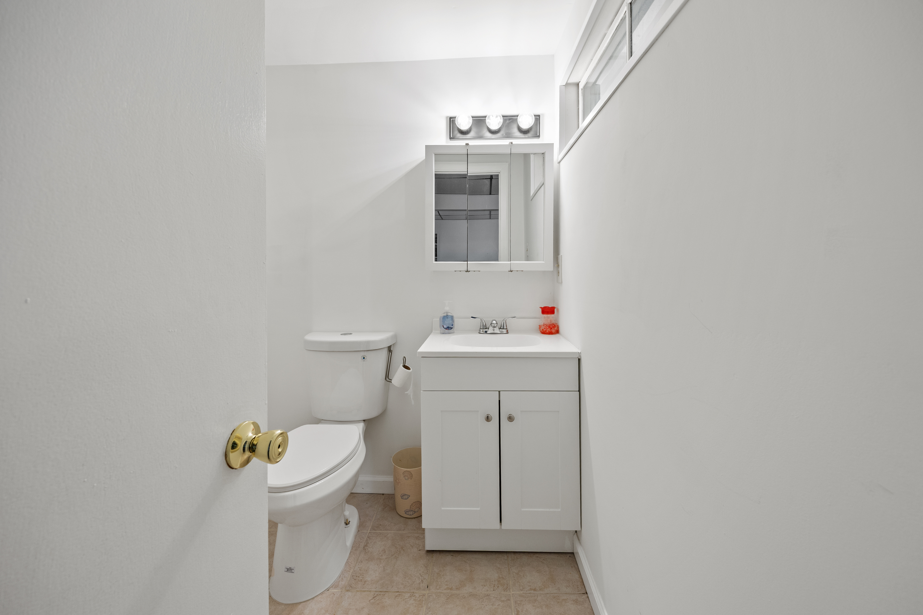 Naugatuck, Connecticut 06770, United States, 2 Bedrooms Bedrooms, ,2 BathroomsBathrooms,Residential,Active,241354
