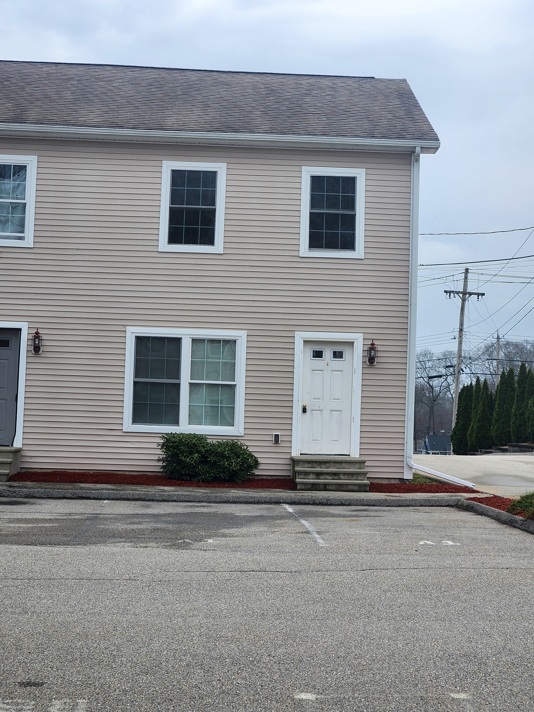 Rental Property at Elizabeth Street Extension 1A, Norwich, Connecticut - Bedrooms: 3 
Bathrooms: 1 
Rooms: 5  - $2,150 MO.