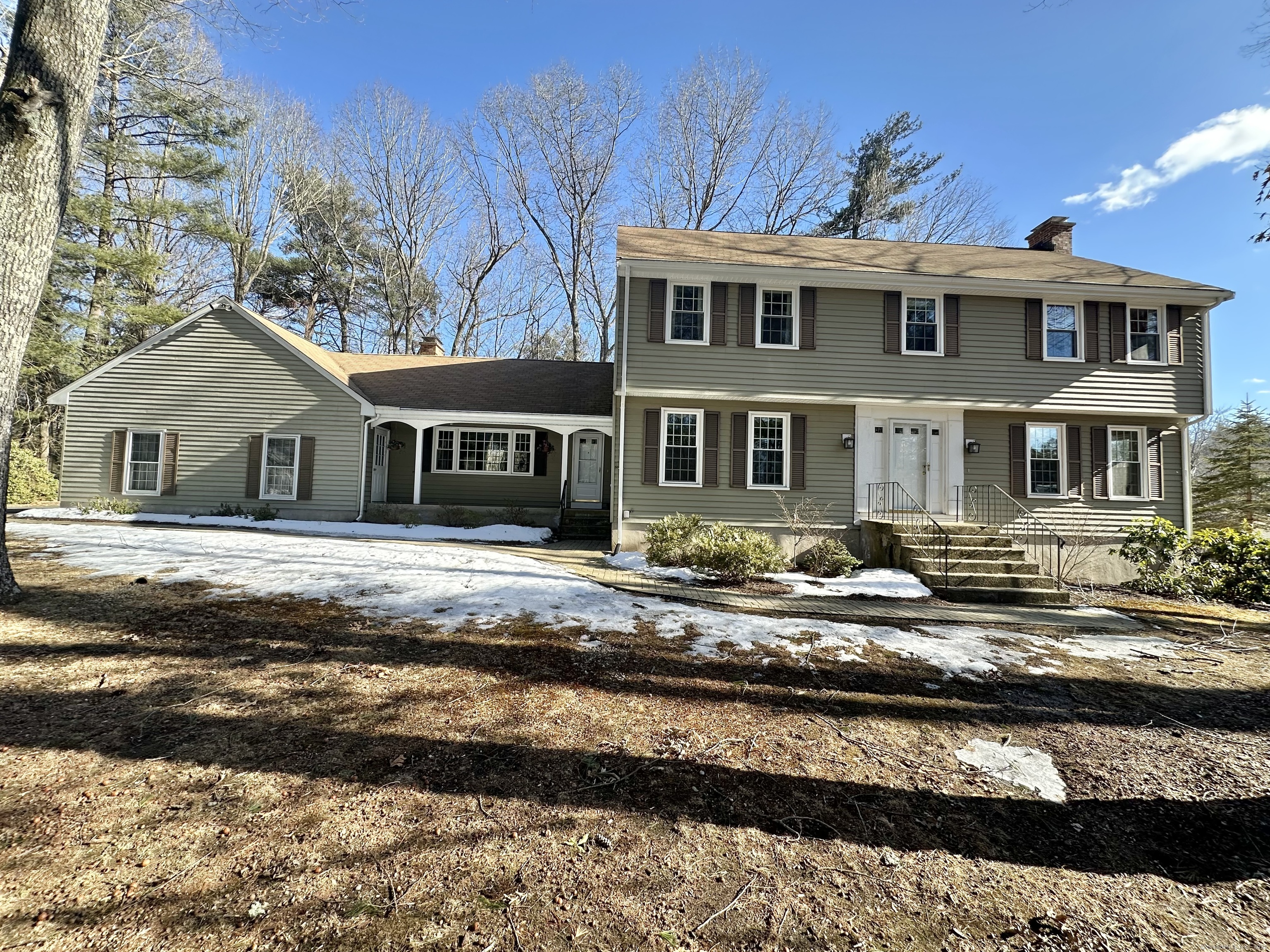 Hollister Drive, Avon, Connecticut - 4 Bedrooms  
3 Bathrooms  
8 Rooms - 