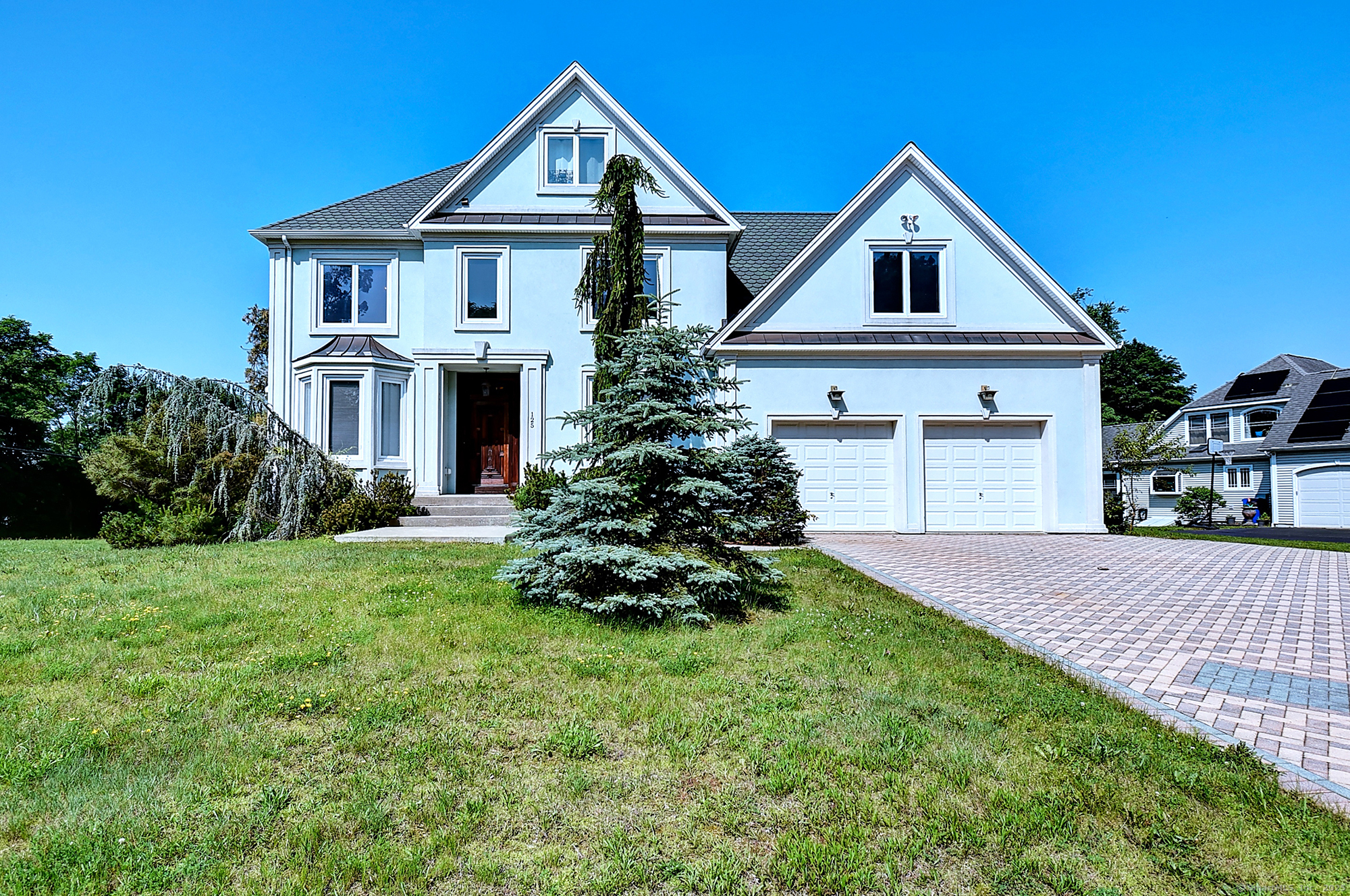 Waverly Drive, Newington, Connecticut - 6 Bedrooms  
5.5 Bathrooms  
14 Rooms - 