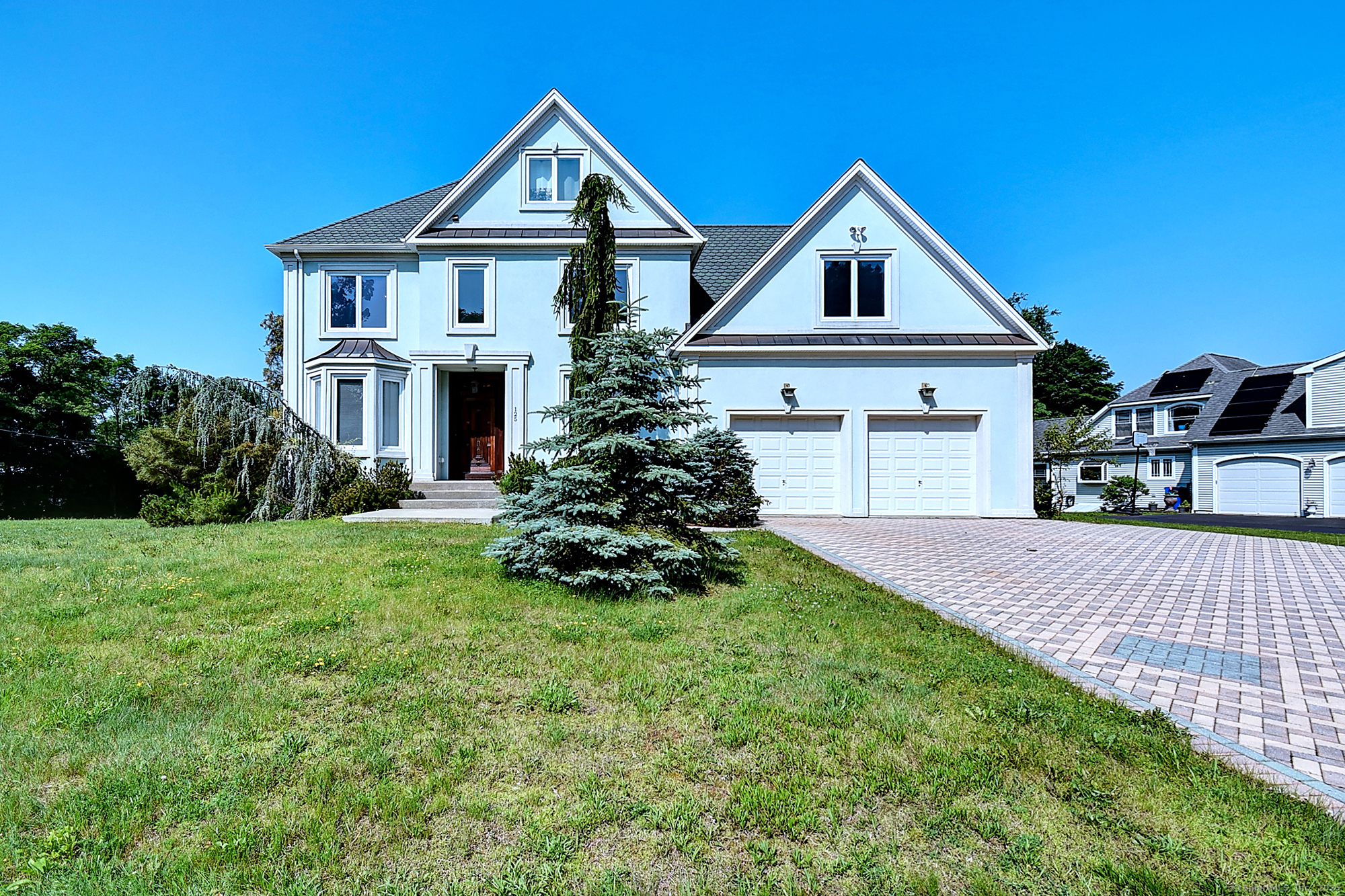 Waverly Drive, Newington, Connecticut - 6 Bedrooms  
5.5 Bathrooms  
14 Rooms - 
