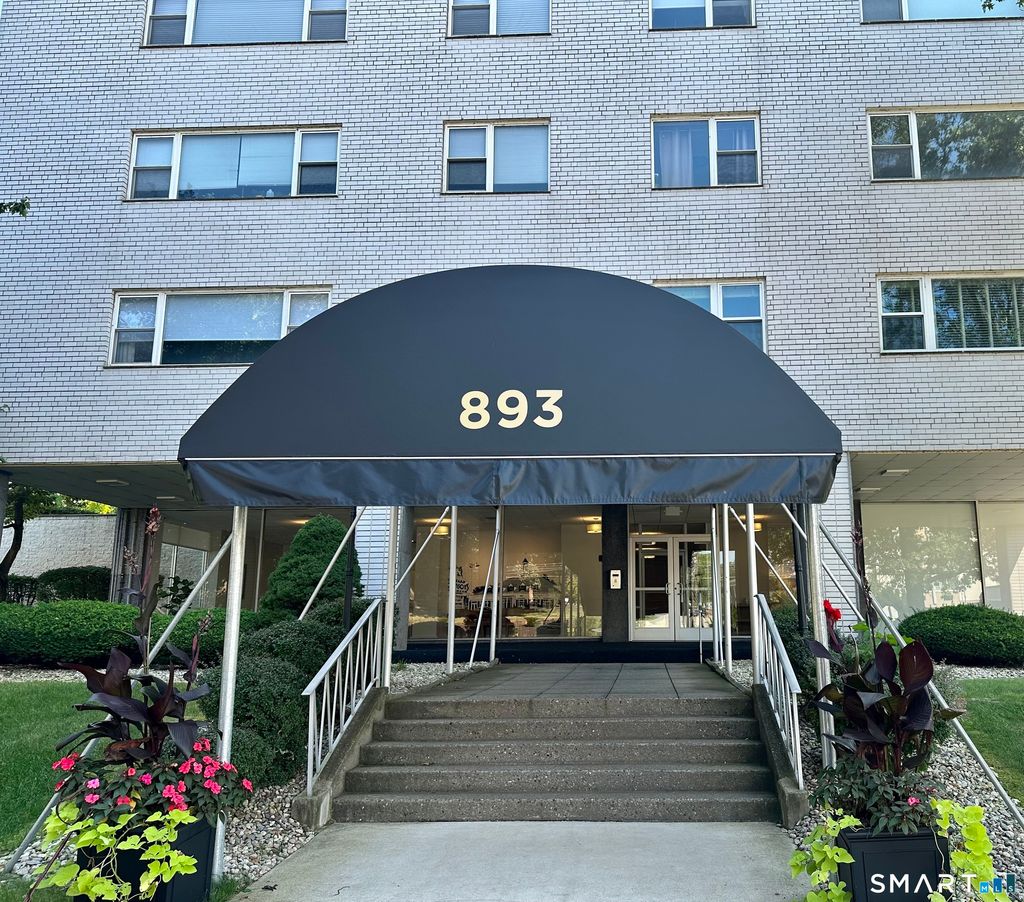 Photo of 893 Farmington Avenue #5I, West Hartford, CT 06119 (MLS # 24159109)