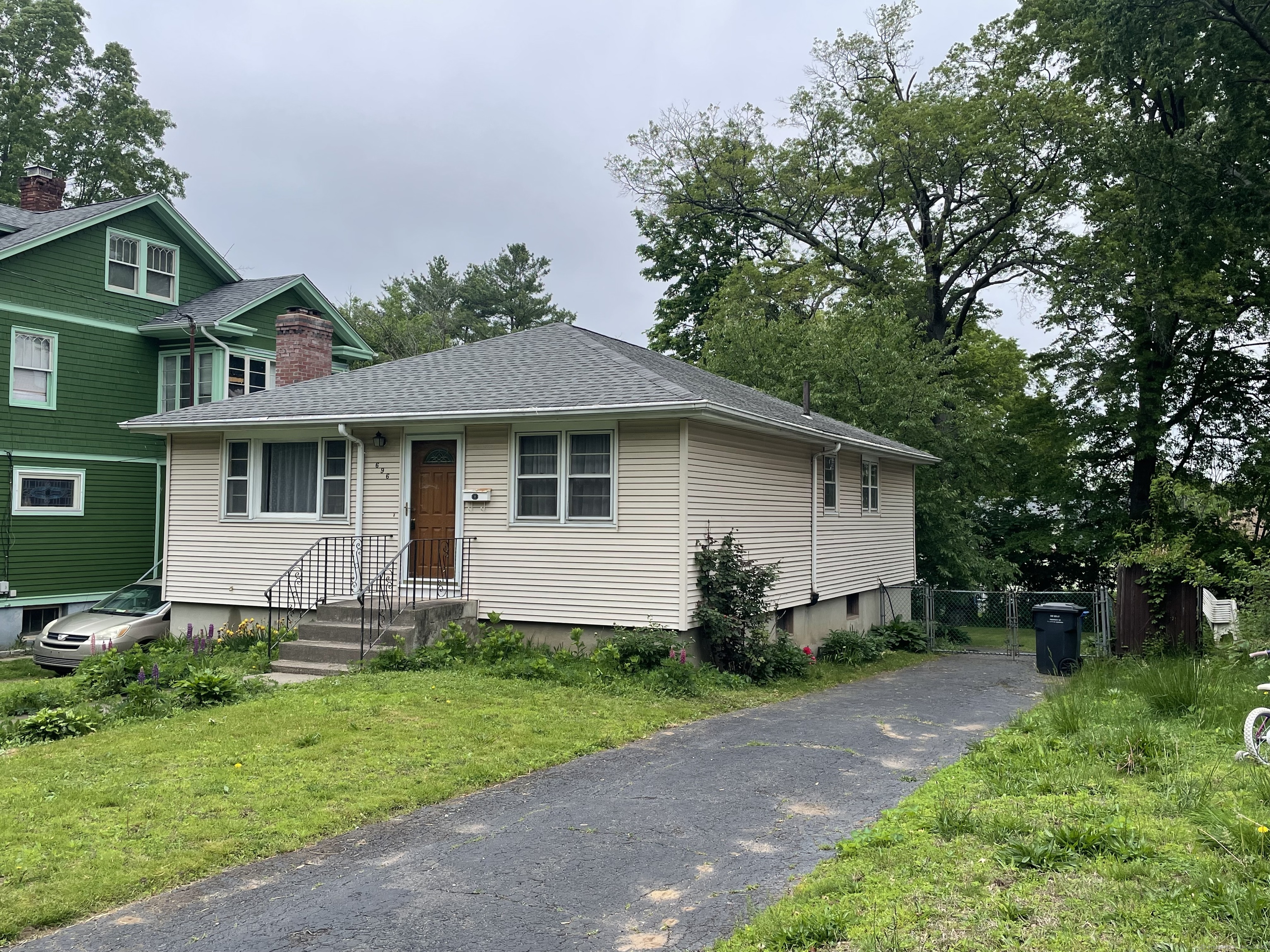 Broadview Terrace, Hartford, Connecticut - 2 Bedrooms  
1 Bathrooms  
5 Rooms - 