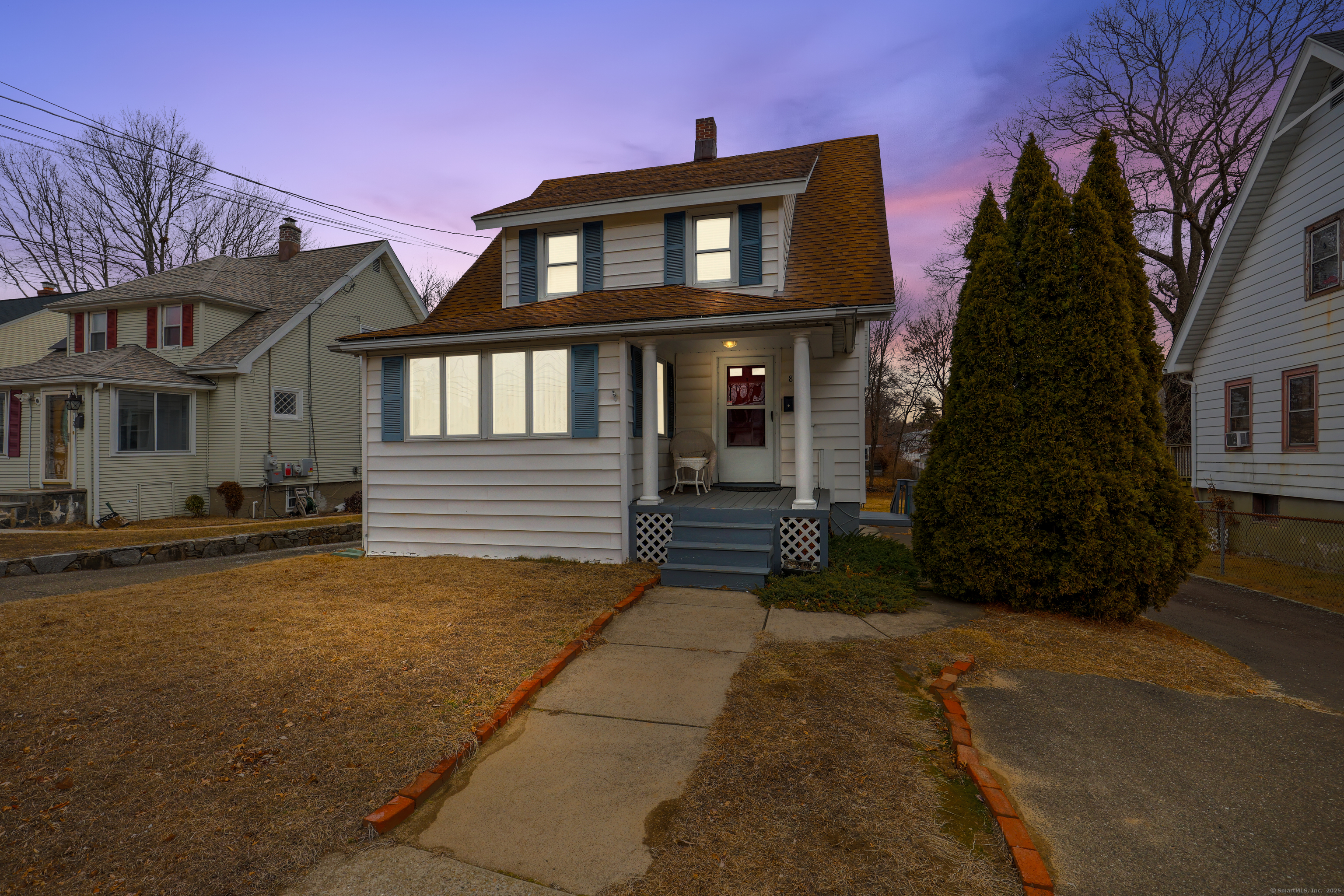 Nichols Avenue, Stratford, Connecticut - 3 Bedrooms  
3 Bathrooms  
7 Rooms - 