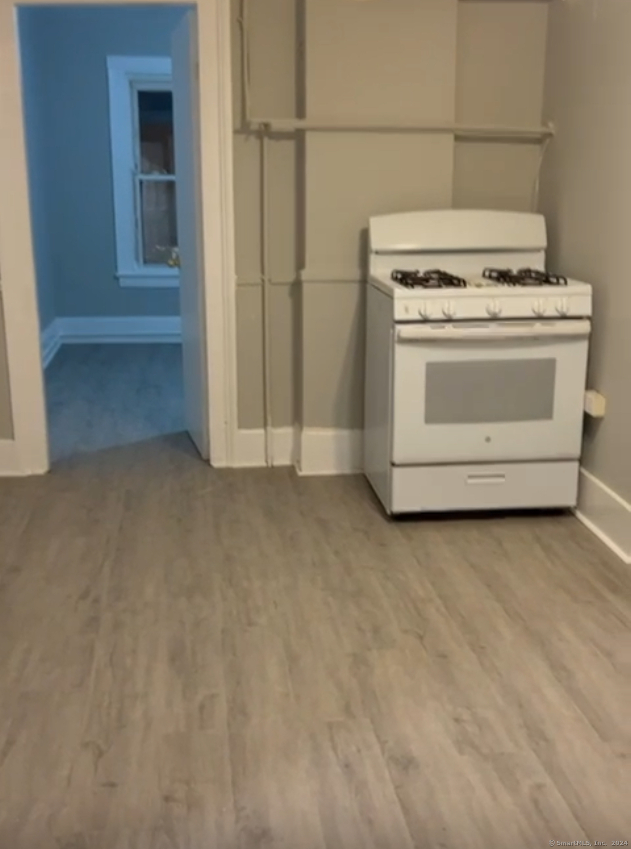 463 Lafayette Street 3rd, Bridgeport, Connecticut - 2 Bedrooms  
1 Bathrooms  
5 Rooms - 