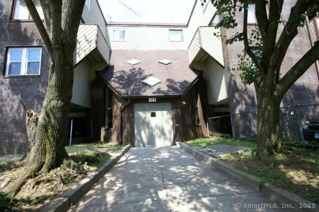 Rental Property at Livingston Place, Bridgeport, Connecticut - Bedrooms: 2 
Bathrooms: 2 
Rooms: 5  - $2,500 MO.
