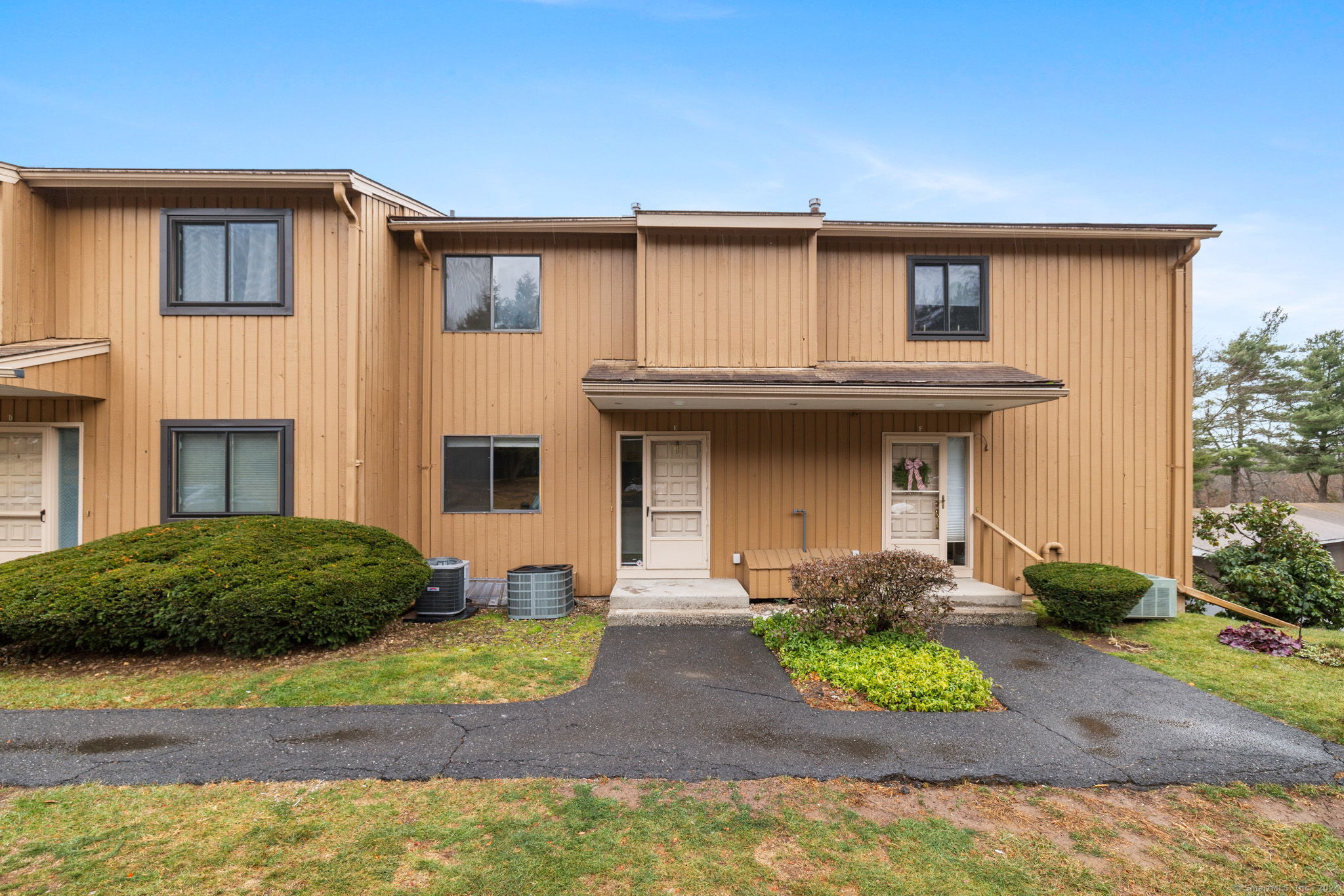 154 Brittany Farms Road E, New Britain, Connecticut - 2 Bedrooms  
3 Bathrooms  
4 Rooms - 