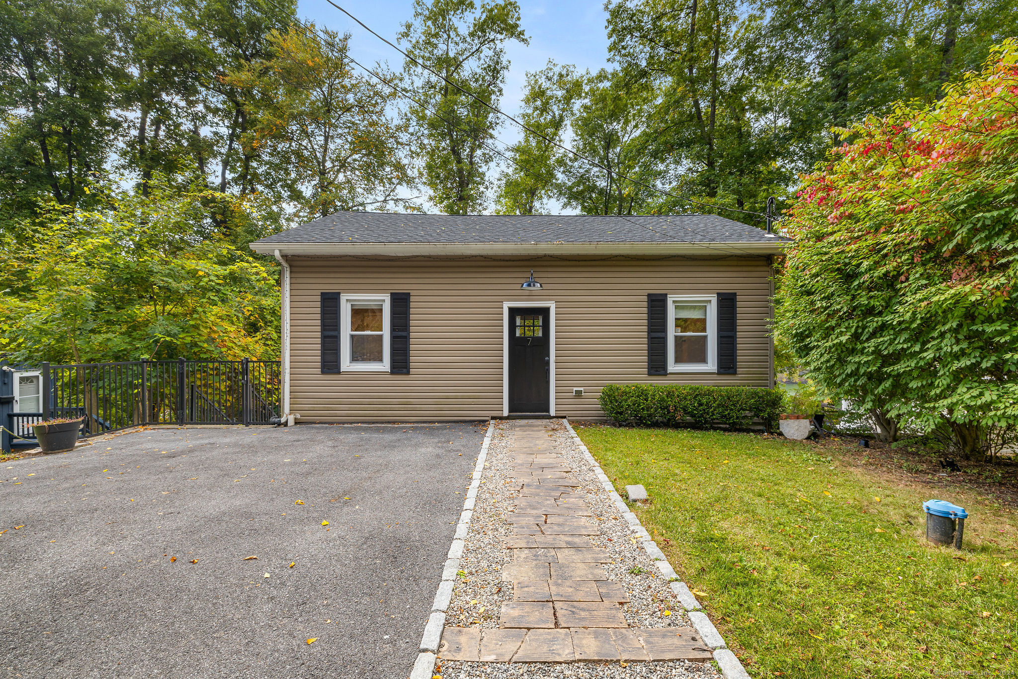 7 Pleasant View Road, New Fairfield, Connecticut - 2 Bedrooms  
2 Bathrooms  
6 Rooms - 