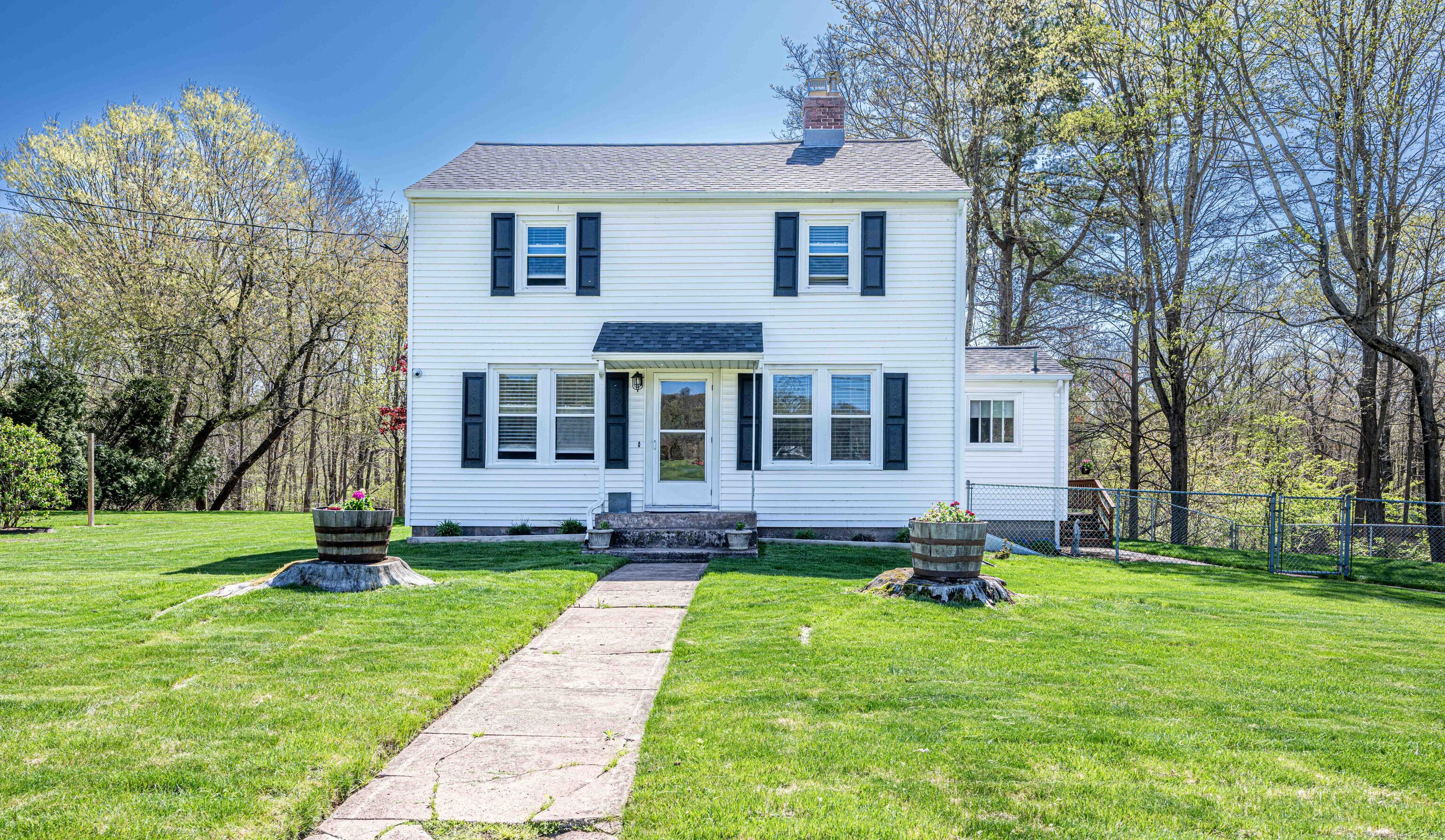 Totoket Road, North Branford, Connecticut - 2 Bedrooms  
2 Bathrooms  
7 Rooms - 