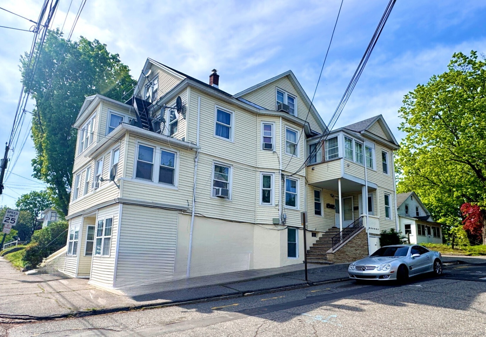 E Pearl Street A, Torrington, Connecticut - 2 Bedrooms  
1 Bathrooms  
4 Rooms - 