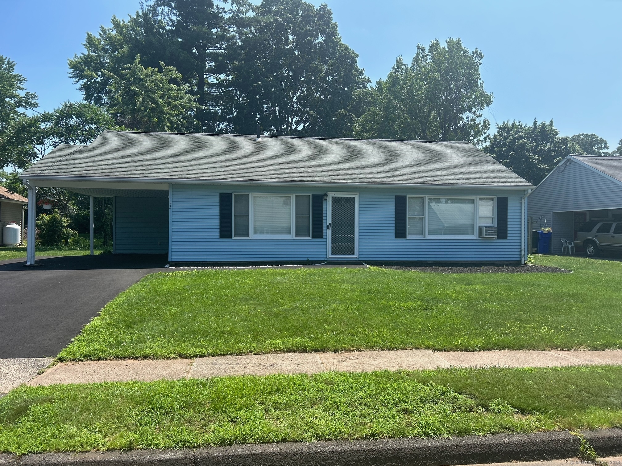 33 Manor Circle, East Hartford, Connecticut - 3 Bedrooms  
1 Bathrooms  
6 Rooms - 