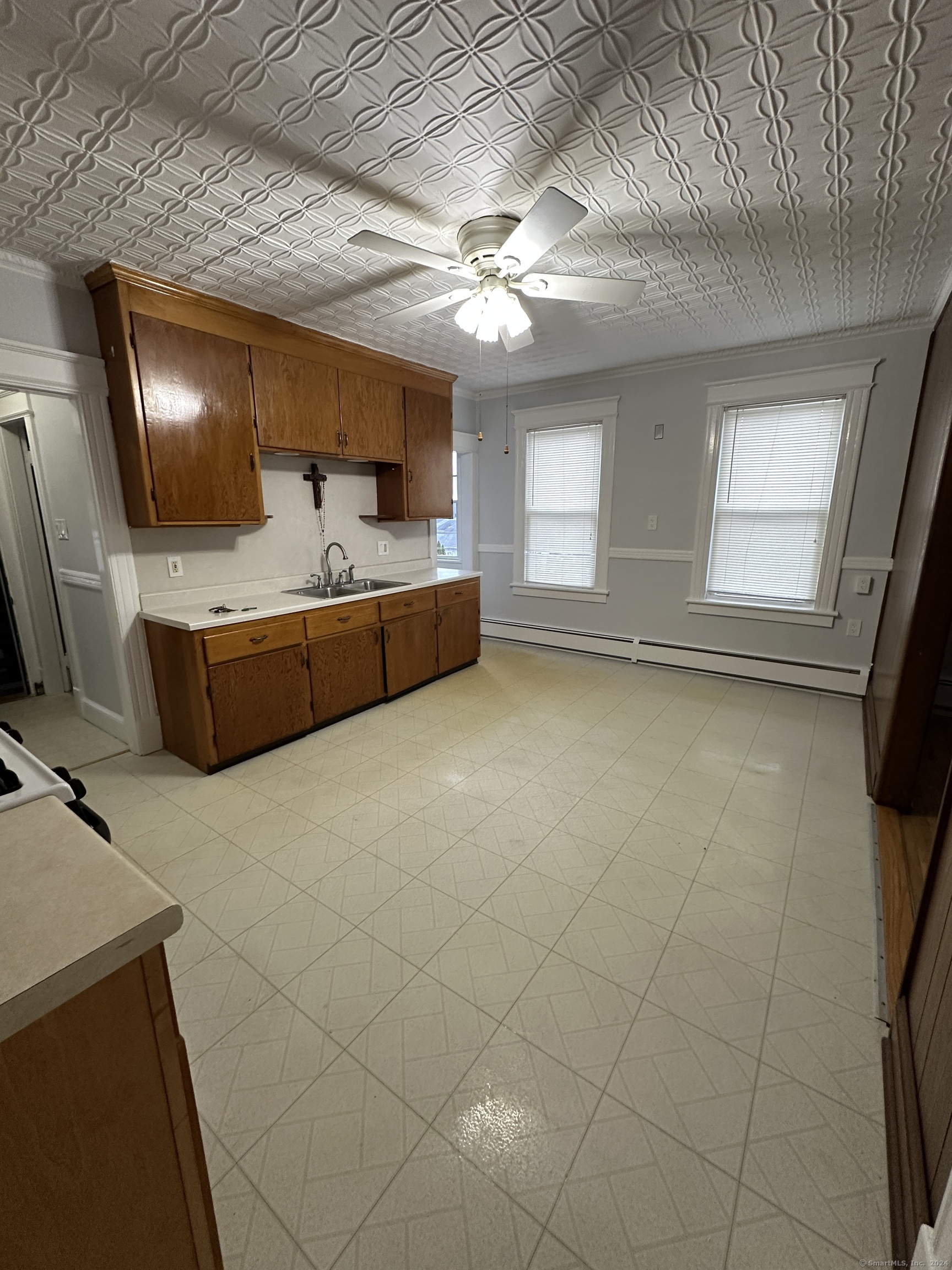 27 Norman Street 3rd Floor, Waterbury, Connecticut - 2 Bedrooms  
1 Bathrooms  
5 Rooms - 