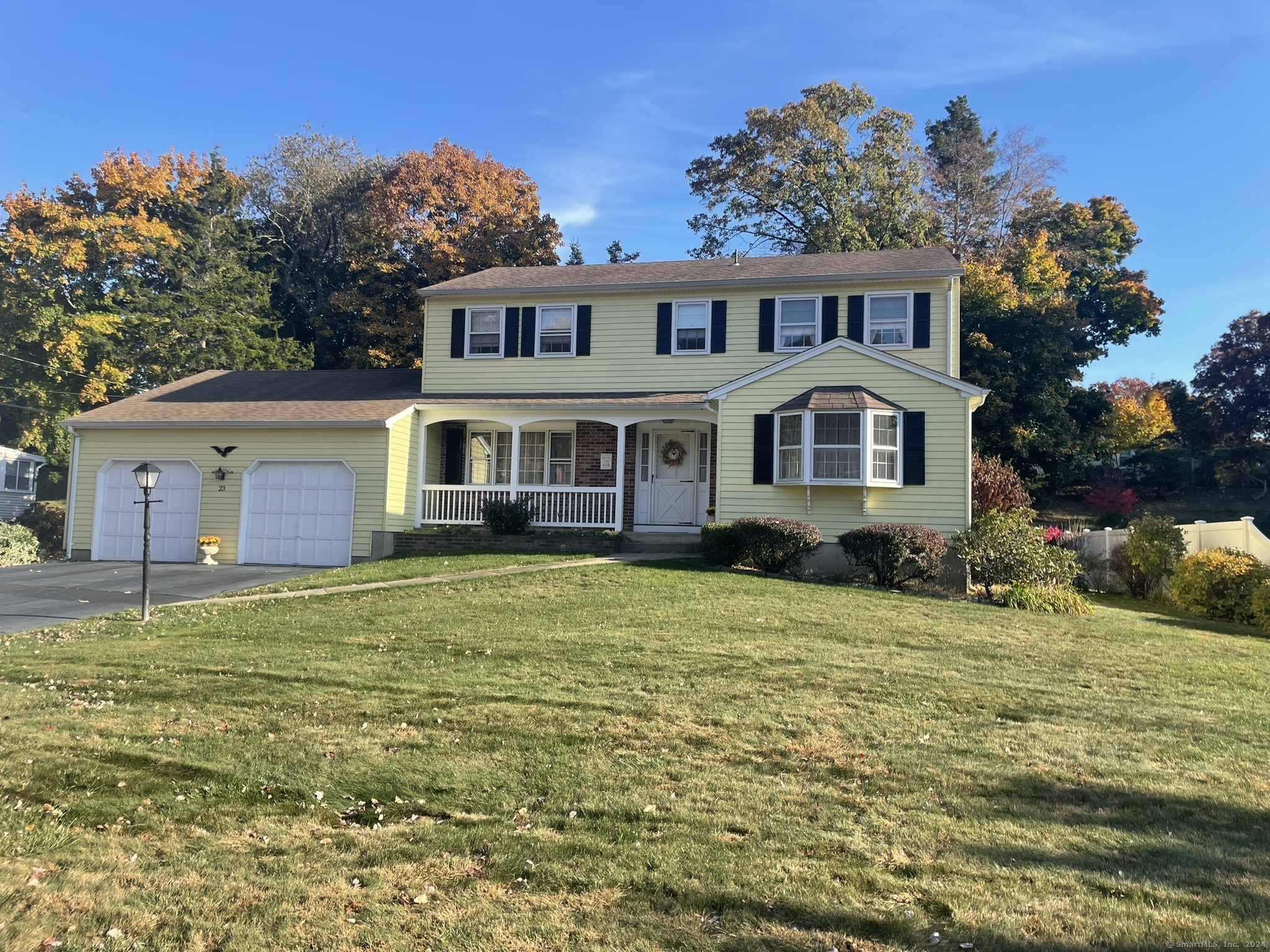 23 Oak Hollow Road, Branford, Connecticut - 4 Bedrooms  
3 Bathrooms  
8 Rooms - 