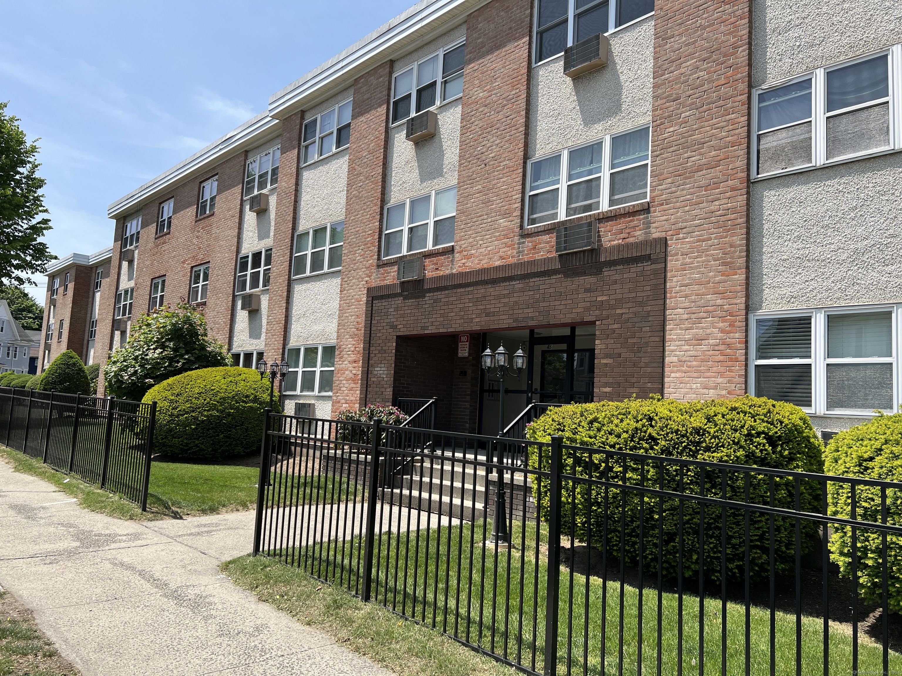 Monroe Street B8, Bridgeport, Connecticut - 1 Bedrooms  
1 Bathrooms  
4 Rooms - 