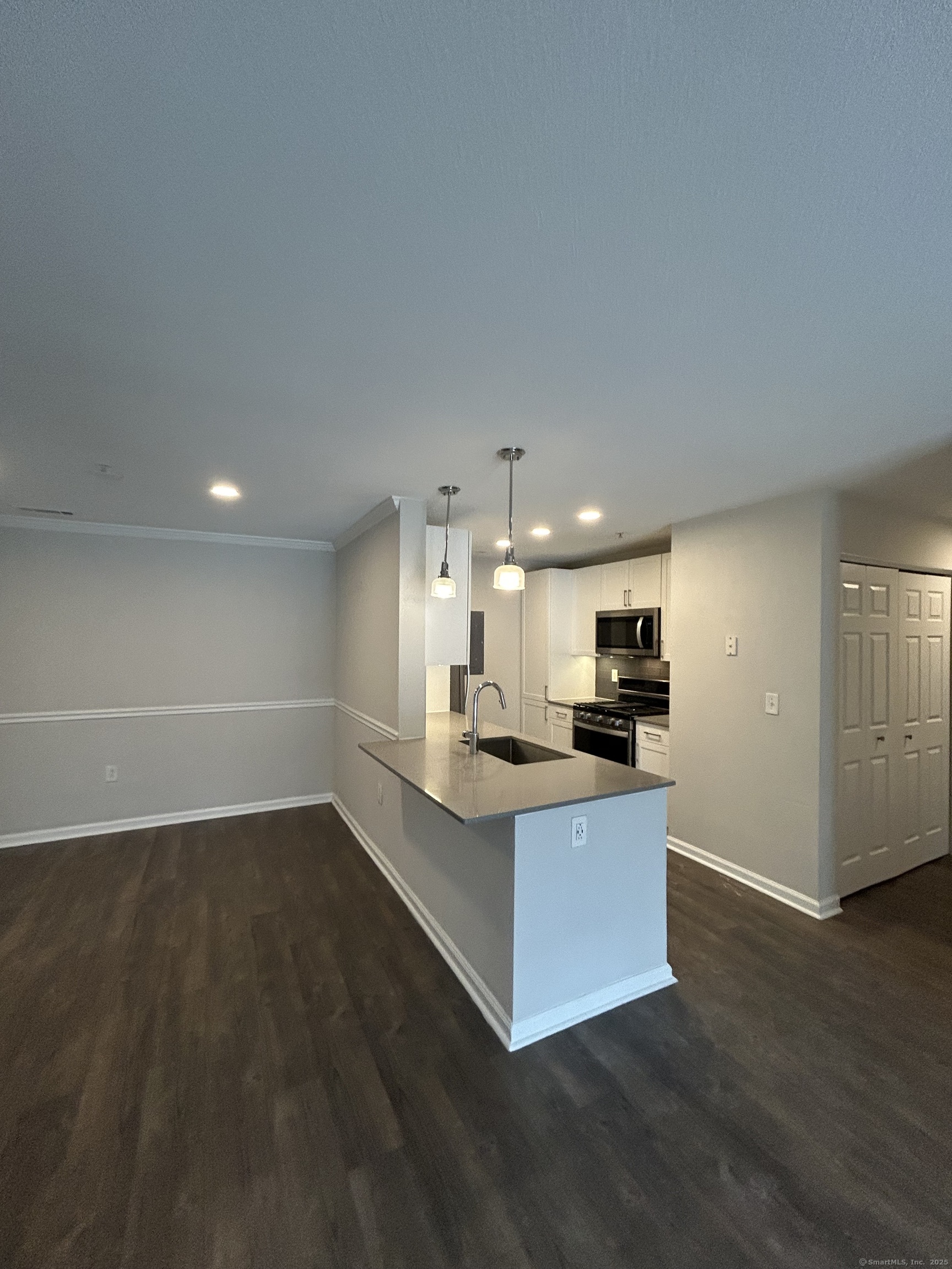 138 Hollow Tree Ridge Road 1802, Darien, Connecticut - 3 Bedrooms  
2 Bathrooms  
6 Rooms - 