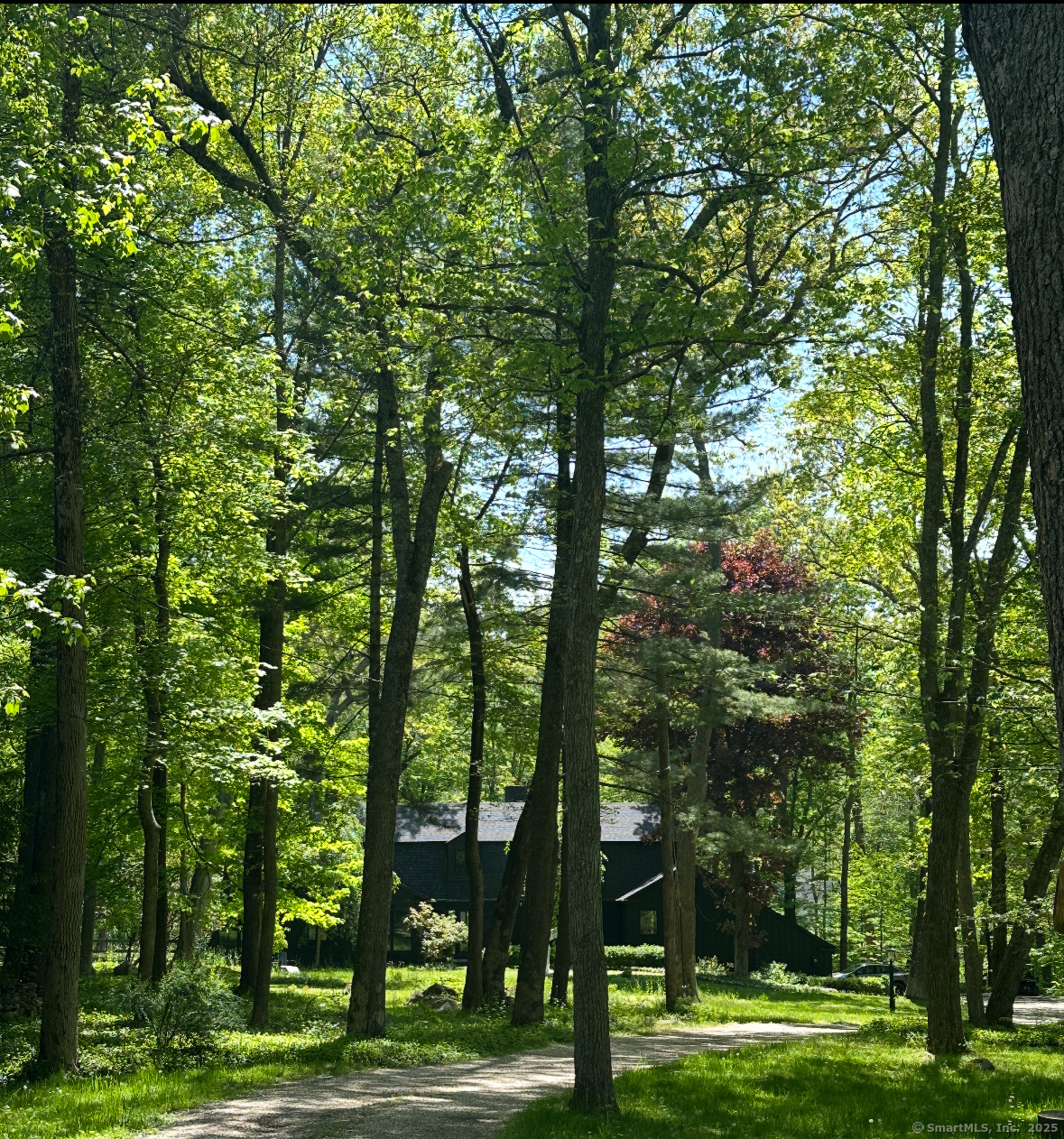 Louises Lane, New Canaan, Connecticut - 5 Bedrooms  
3 Bathrooms  
8 Rooms - 