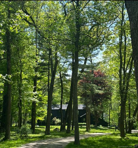 95 Louises Lane New Canaan CT 06840