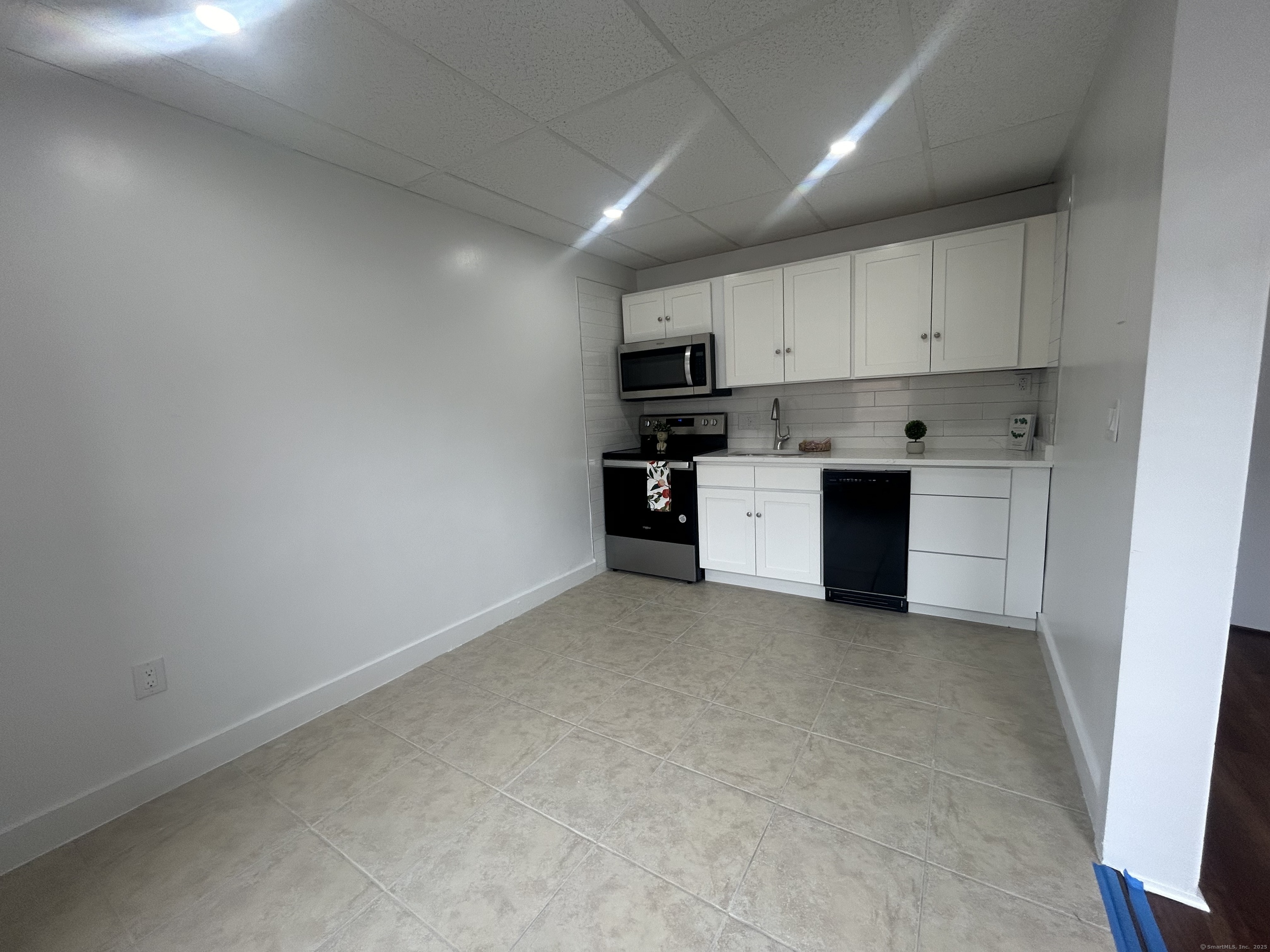Garfield Avenue 22, New London, Connecticut - 1 Bedrooms  
1 Bathrooms  
4 Rooms - 