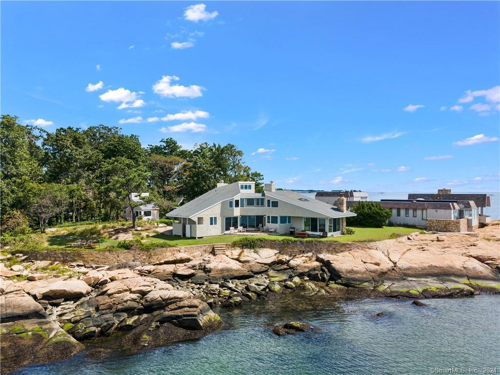 Johnsons Point Road, Branford, Connecticut - 4 Bedrooms  
3 Bathrooms  
11 Rooms - 