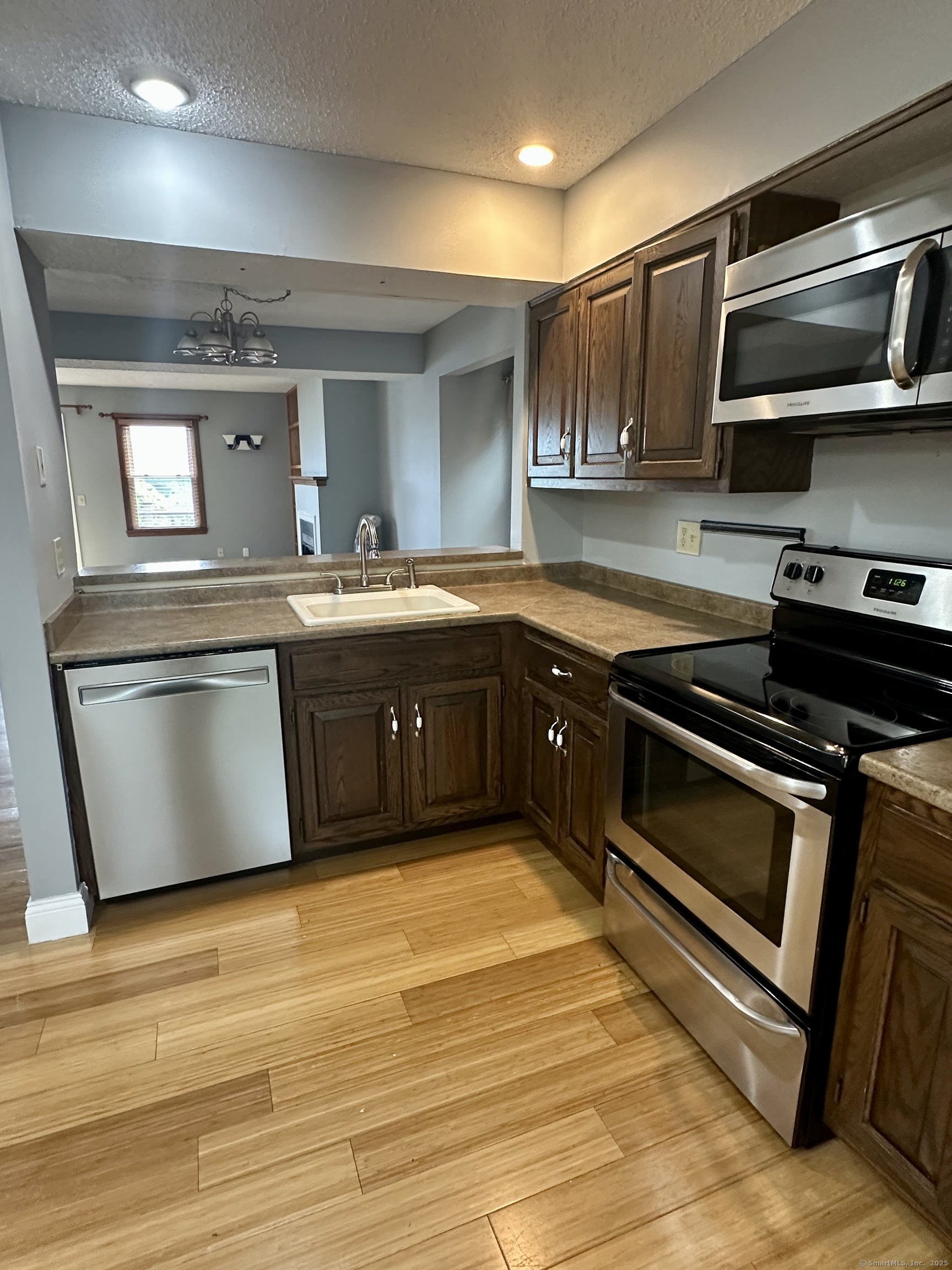 55 Mill Plain Road 6-8