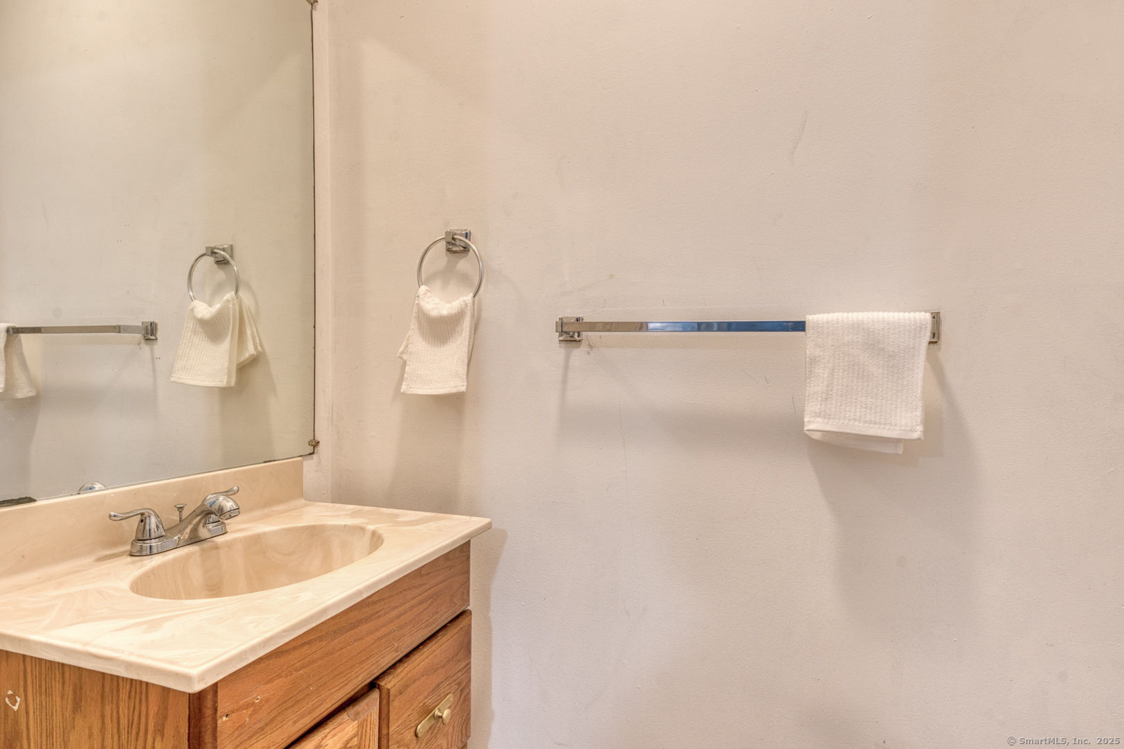 Meriden, Connecticut 06450, United States, 2 Bedrooms Bedrooms, ,2 BathroomsBathrooms,Residential,Active,221496