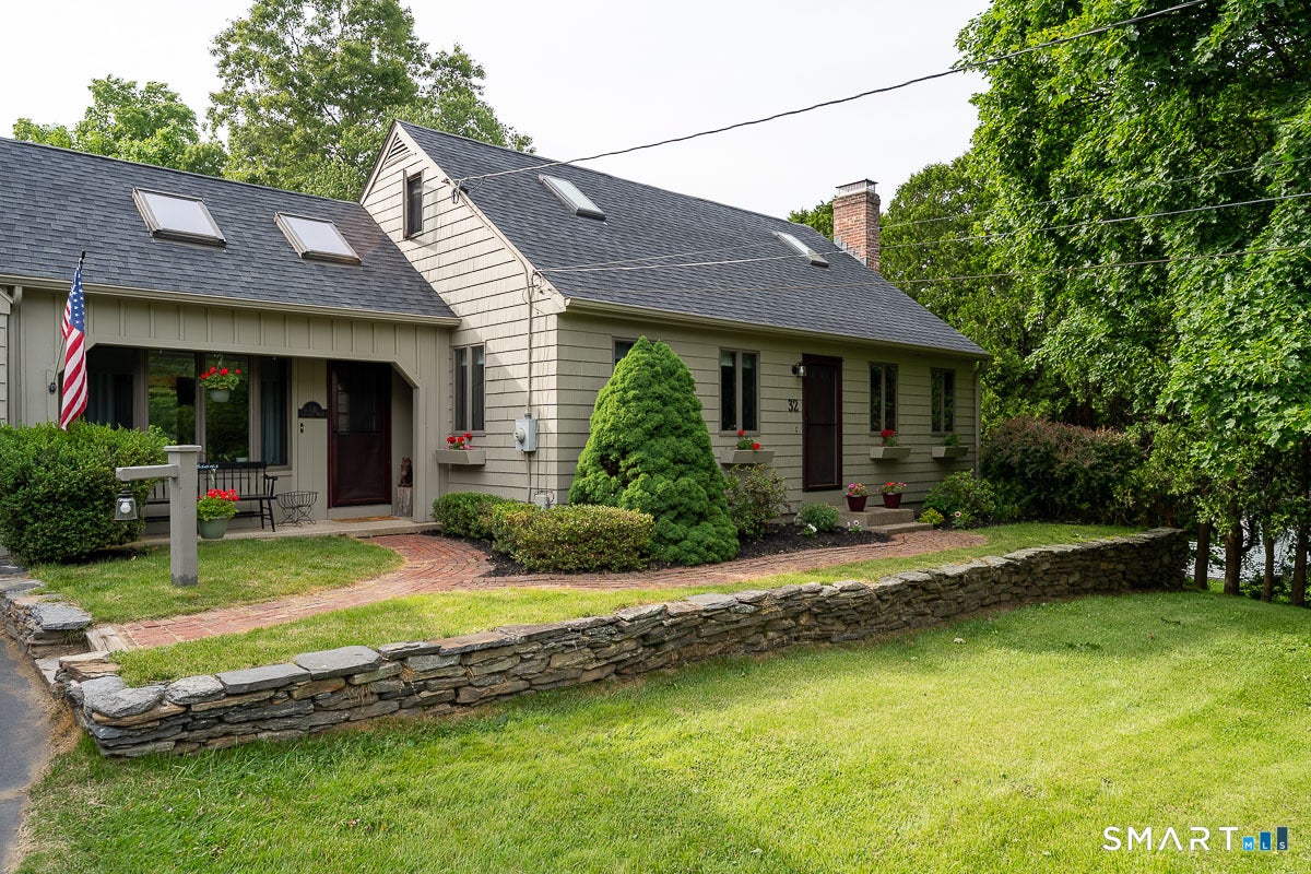 32 Lornadale Drive