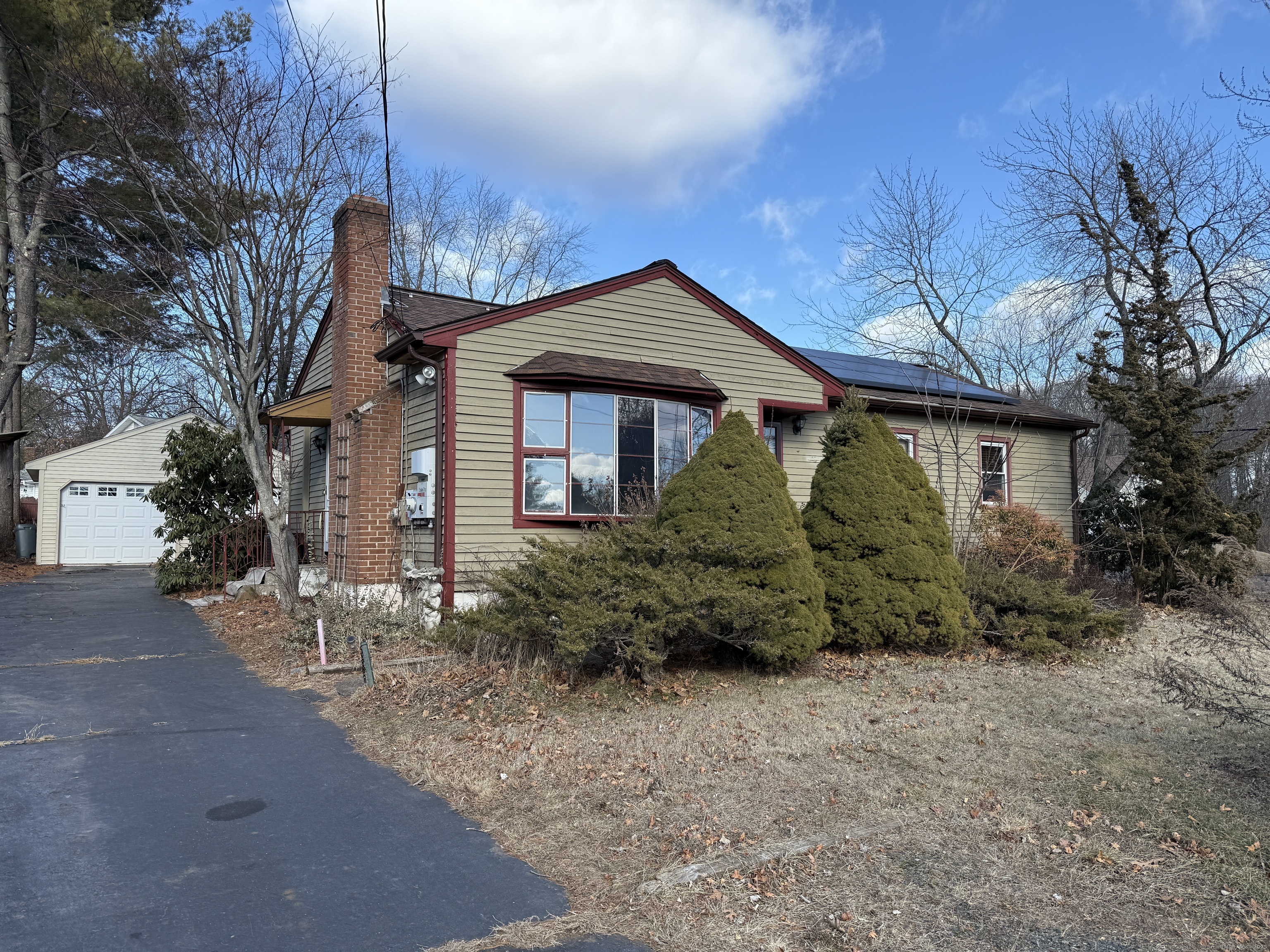 Meadow Street, Newington, Connecticut - 3 Bedrooms  
2 Bathrooms  
5 Rooms - 