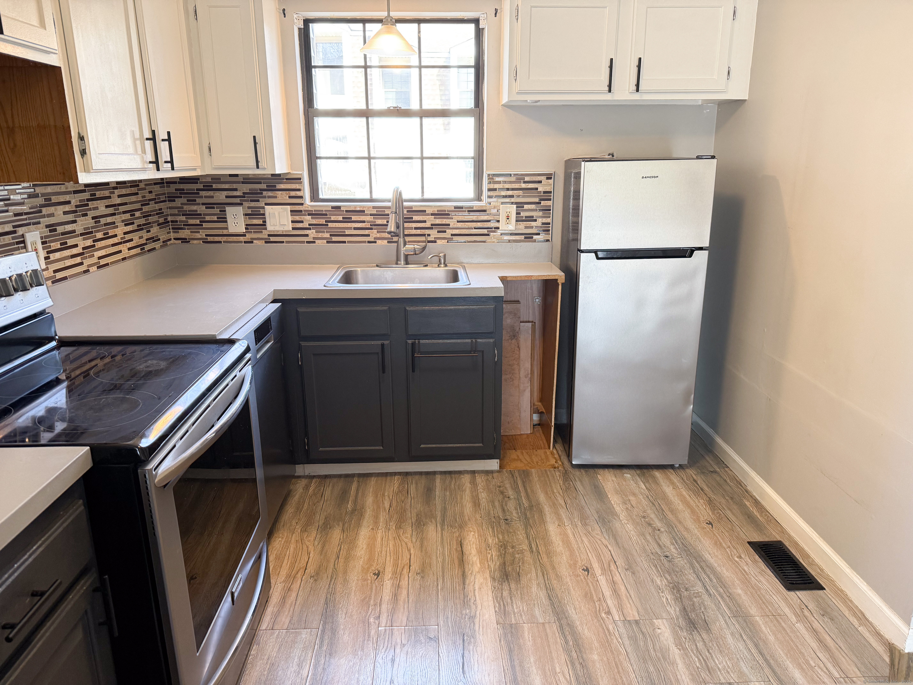 New Britain, Connecticut 06053, United States, 2 Bedrooms Bedrooms, ,2 BathroomsBathrooms,Residential,Pending,88398