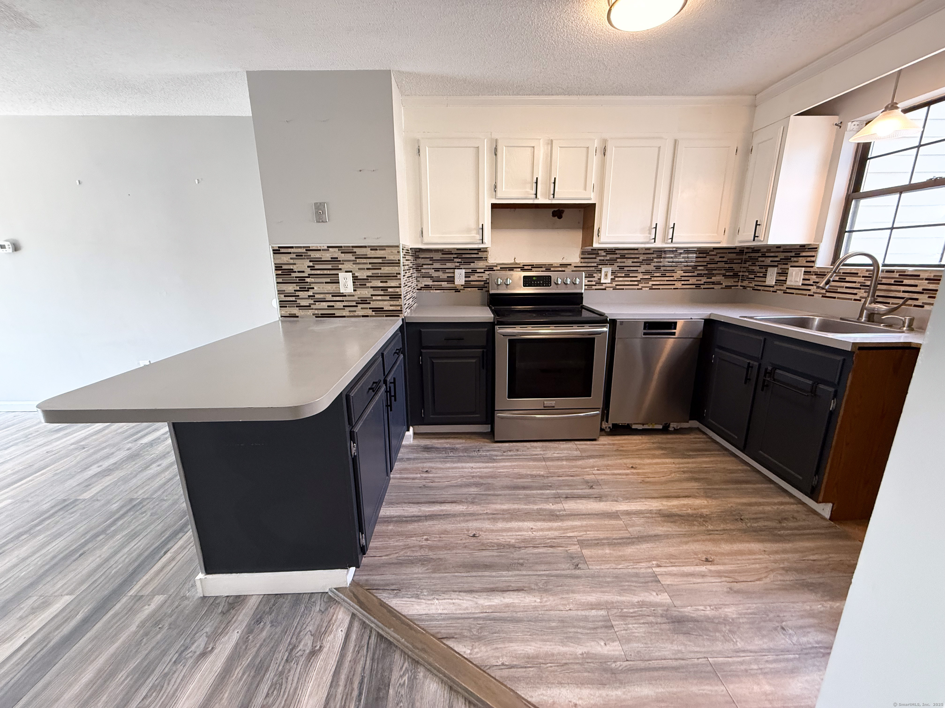 New Britain, Connecticut 06053, United States, 2 Bedrooms Bedrooms, ,2 BathroomsBathrooms,Residential,Pending,88398