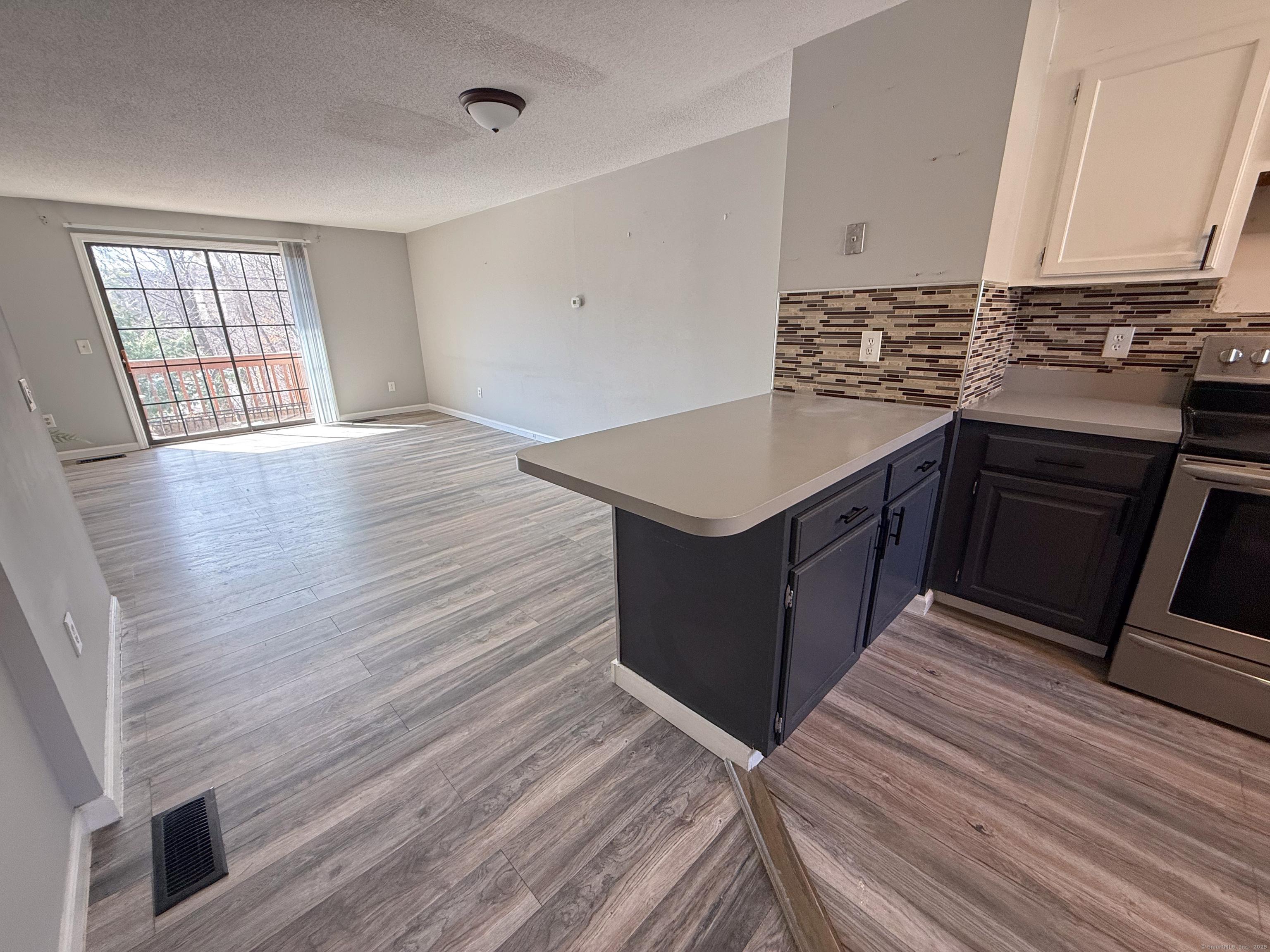 New Britain, Connecticut 06053, United States, 2 Bedrooms Bedrooms, ,2 BathroomsBathrooms,Residential,Pending,88398