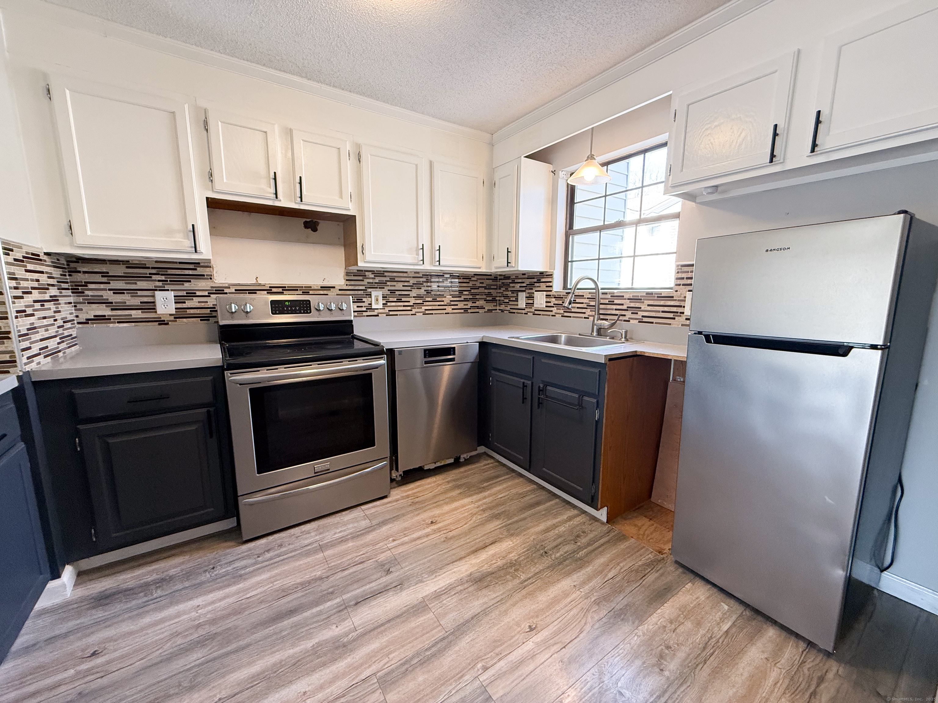 New Britain, Connecticut 06053, United States, 2 Bedrooms Bedrooms, ,2 BathroomsBathrooms,Residential,Pending,88398