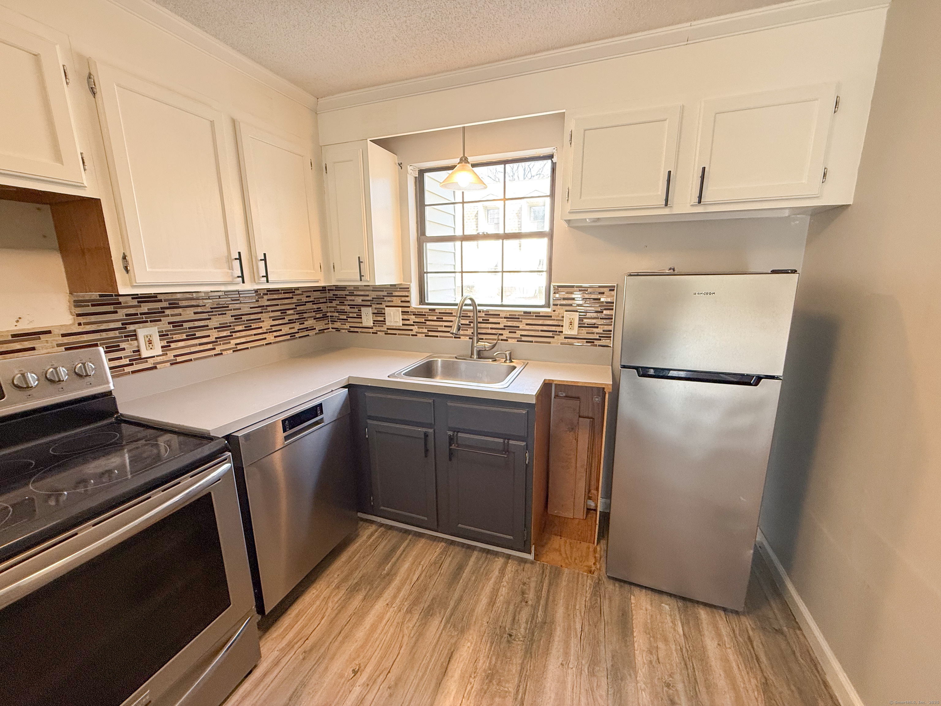 New Britain, Connecticut 06053, United States, 2 Bedrooms Bedrooms, ,2 BathroomsBathrooms,Residential,Pending,88398