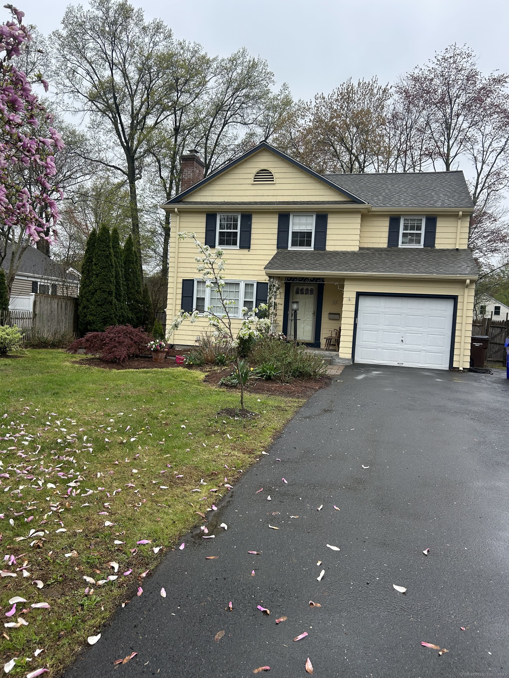 Sherwood Road, West Hartford, Connecticut - 3 Bedrooms  
3 Bathrooms  
7 Rooms - 