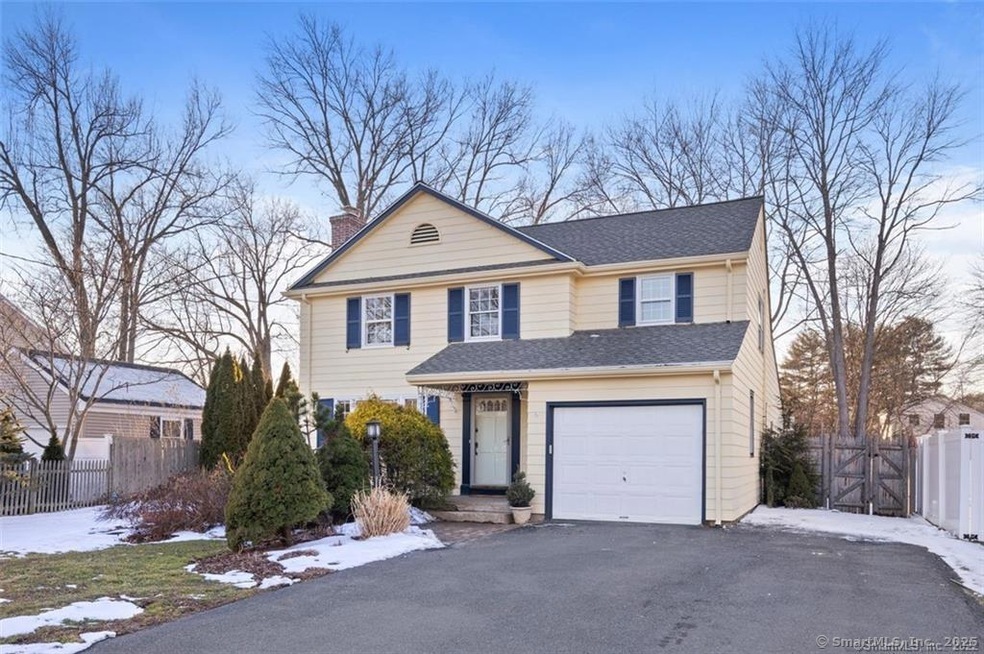 Sherwood Road, West Hartford, Connecticut - 3 Bedrooms  
3 Bathrooms  
7 Rooms - 