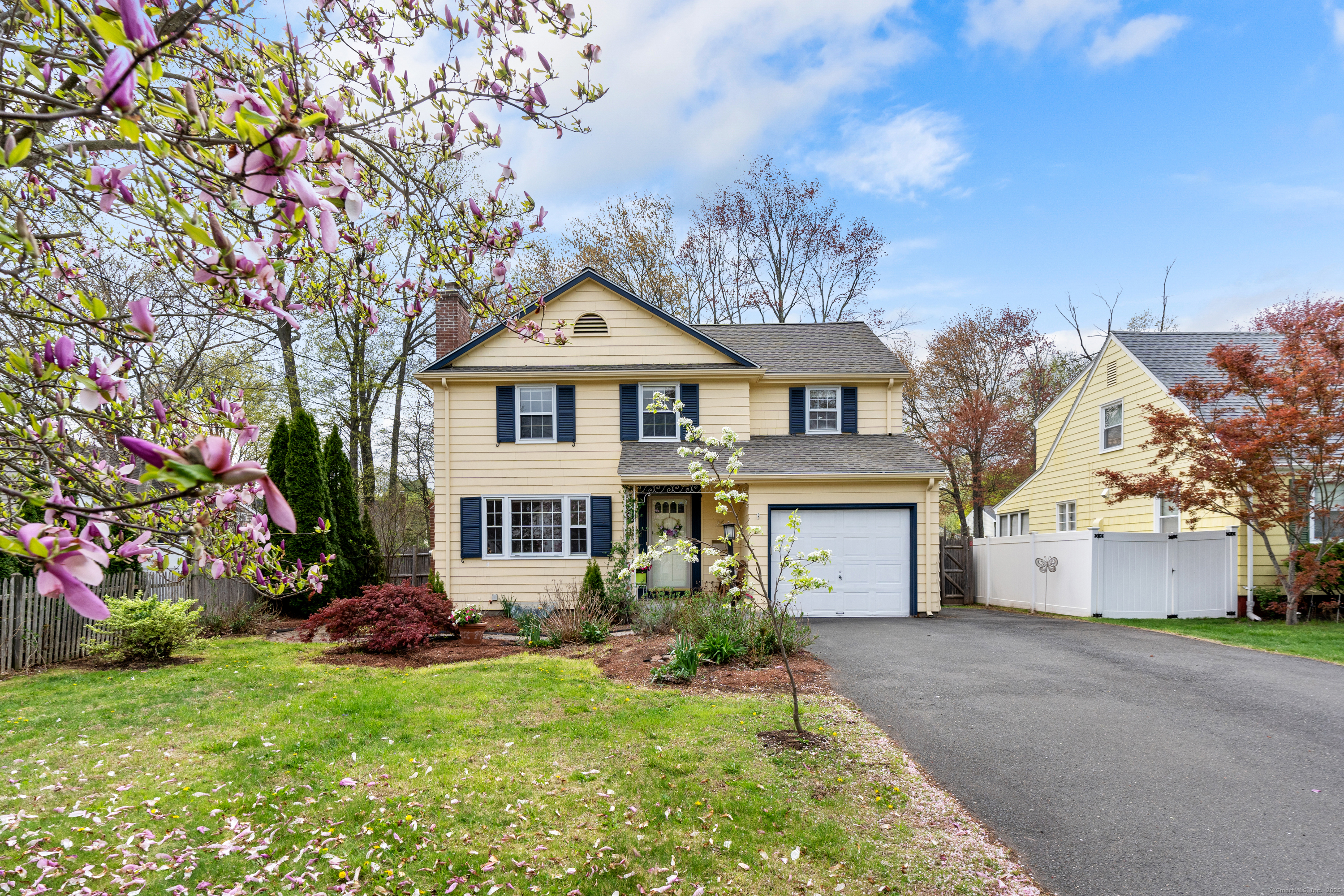 Rental Property at Sherwood Road, West Hartford, Connecticut - Bedrooms: 3 
Bathrooms: 3 
Rooms: 7  - $3,600 MO.