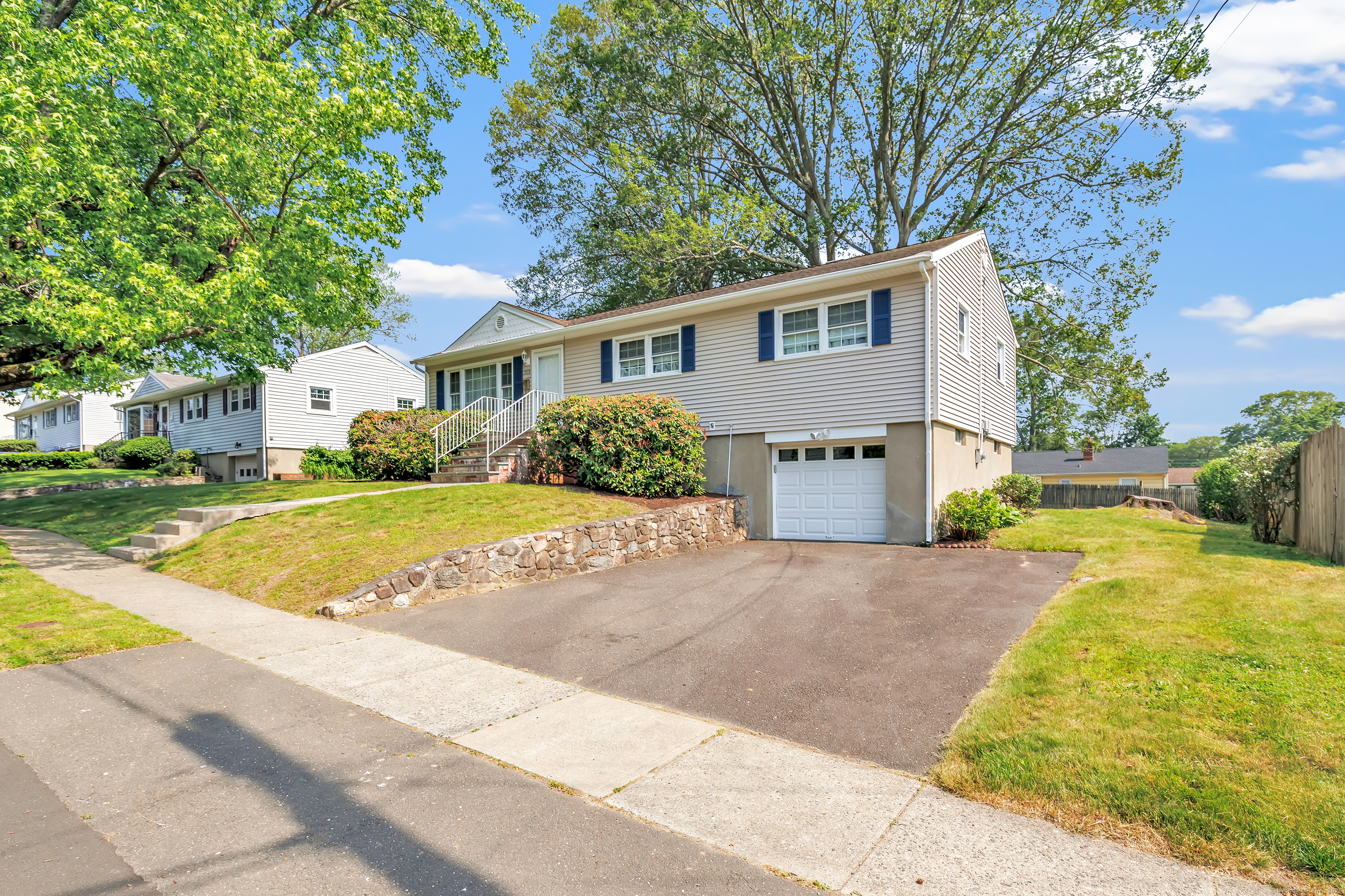 Property for Sale at Dahl Avenue, Stratford, Connecticut - Bedrooms: 3 
Bathrooms: 1 
Rooms: 6  - $425,000